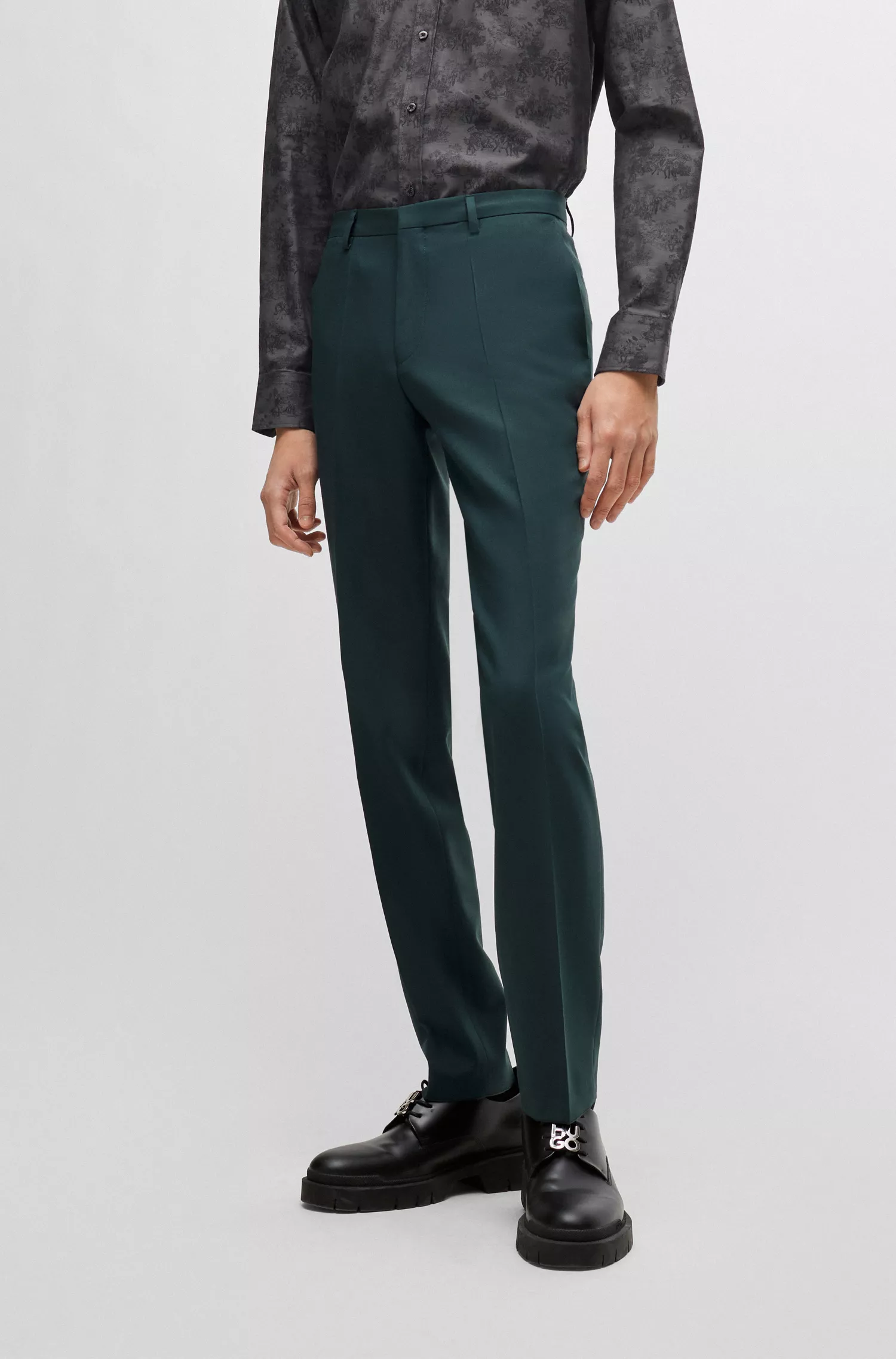 Terno HUGO vermelho, corte extra slim, em tecido elástico de alta performance.