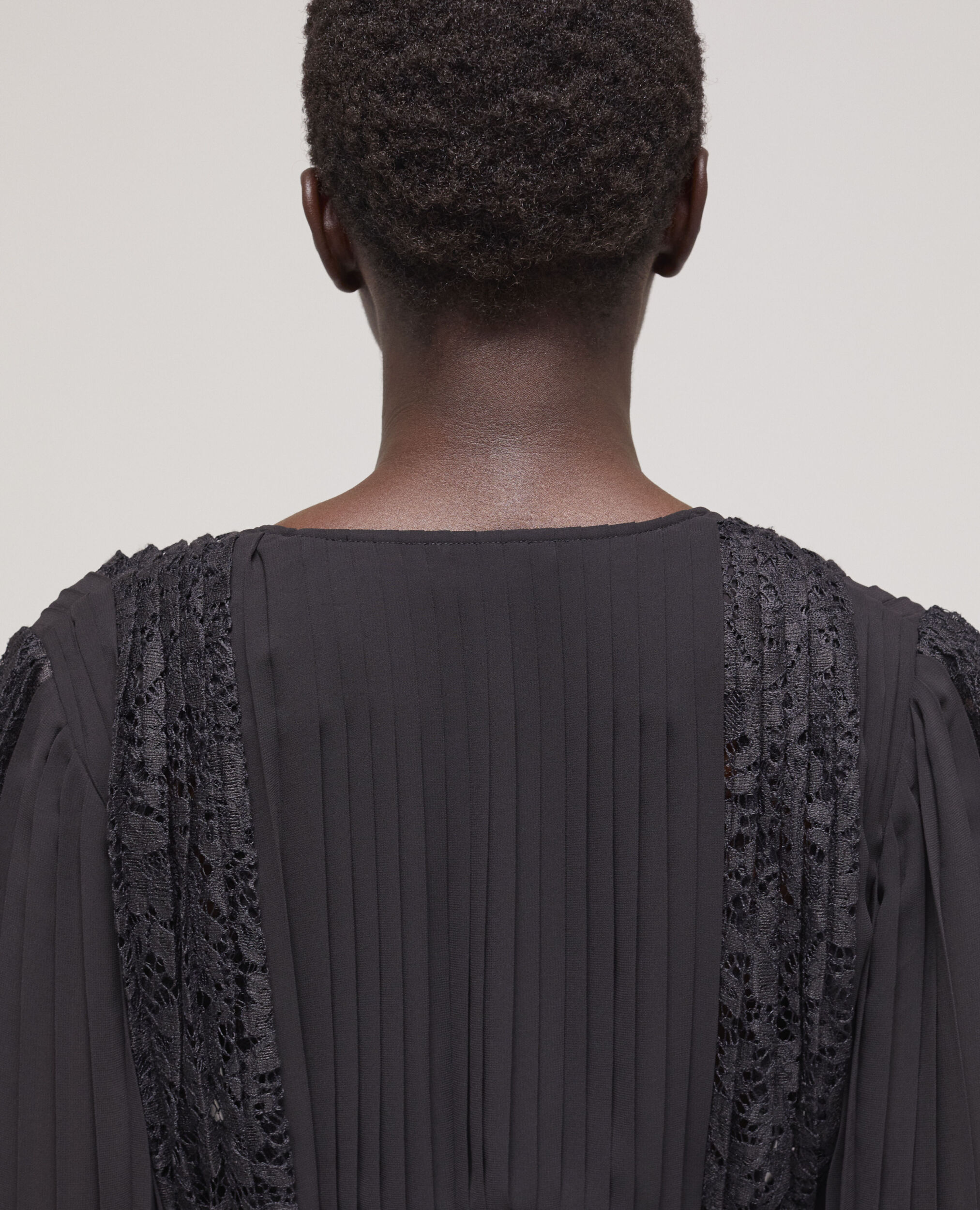 Robe courte en dentelle noire