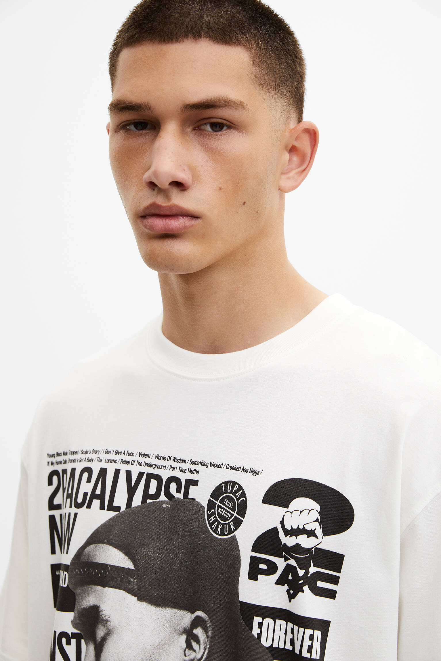 CAMISETA OVERSIZED COM ESTAMPA CONTRASTANTE TUPAC - OFF WHITE
