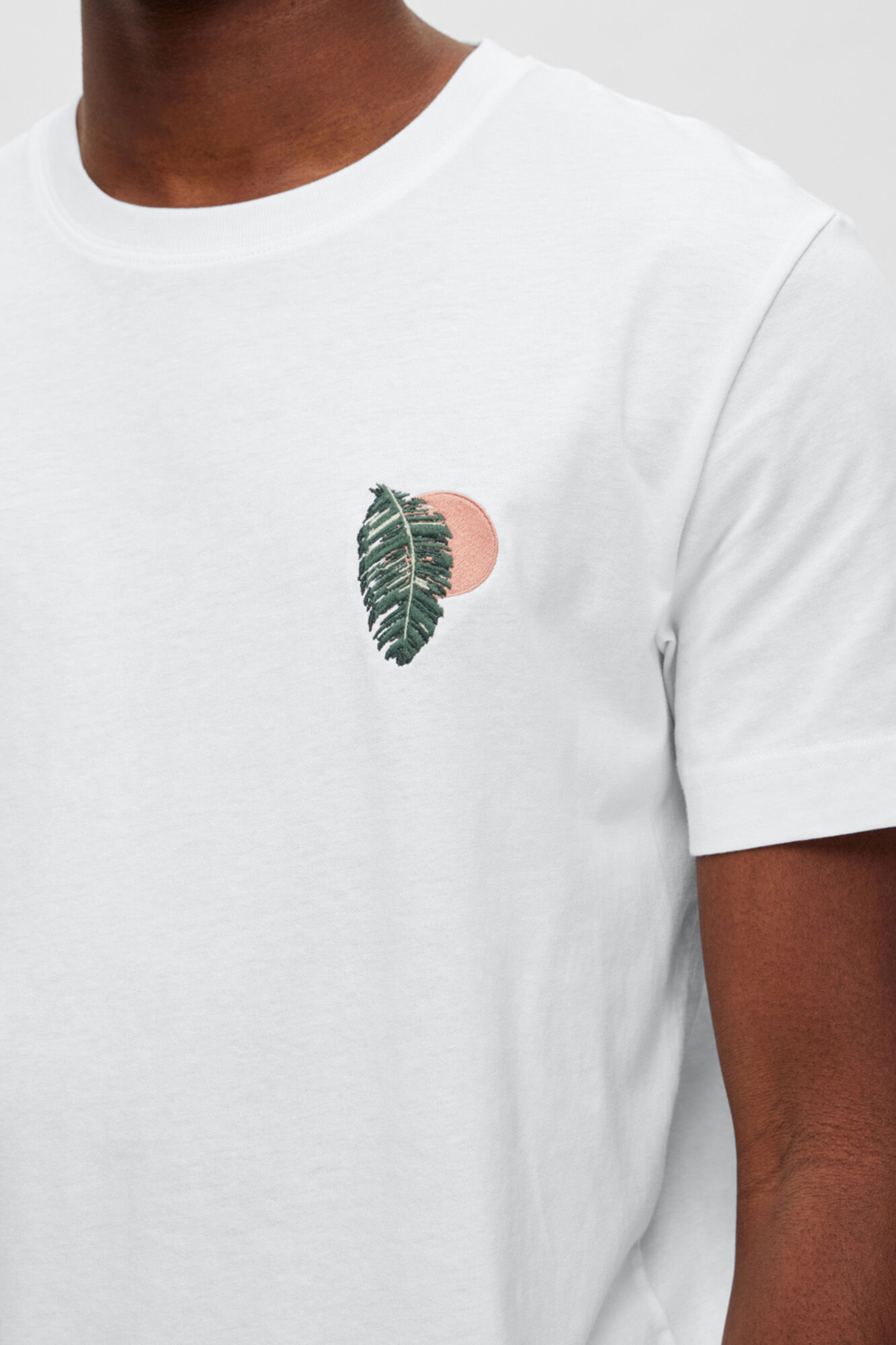Camiseta de algodão orgânico com detalhes bordados - Branca