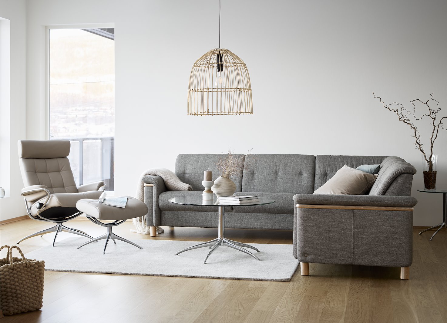Flora hjørnesofa 2,5- og 2,5-seter. Tekstil Lotus mole med tredetaljer i eik og ben i eik.
