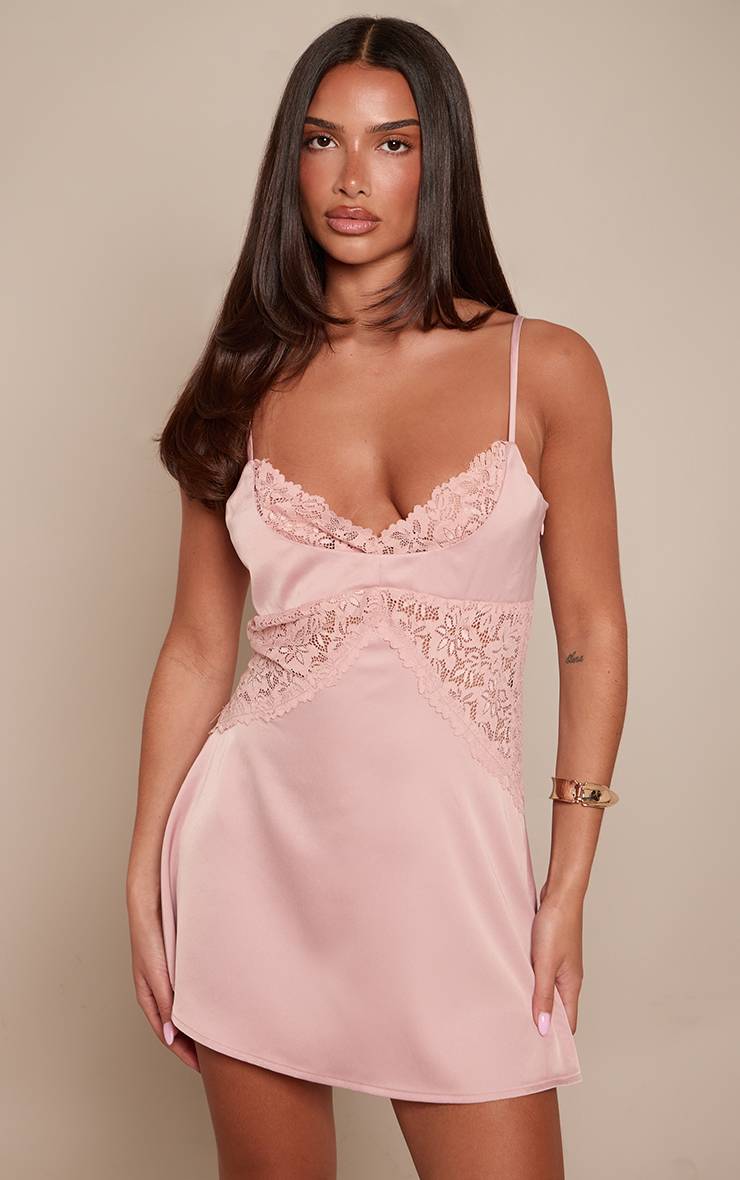 Rose Bébé Nuisette Courte Satinée À Découpes En Dentelle