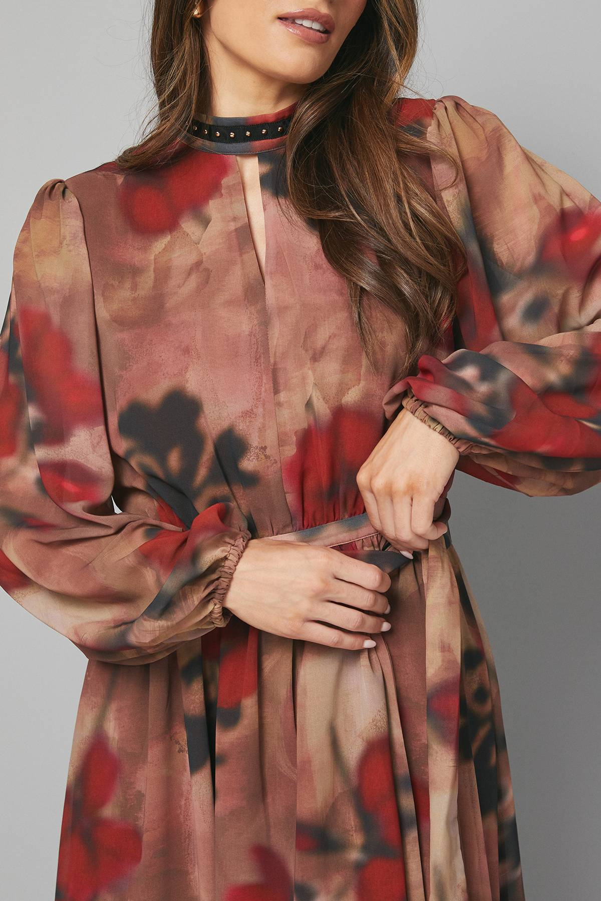 Wallis Robe Midi Noire à Motifs Floraux avec Clous Décoratifs