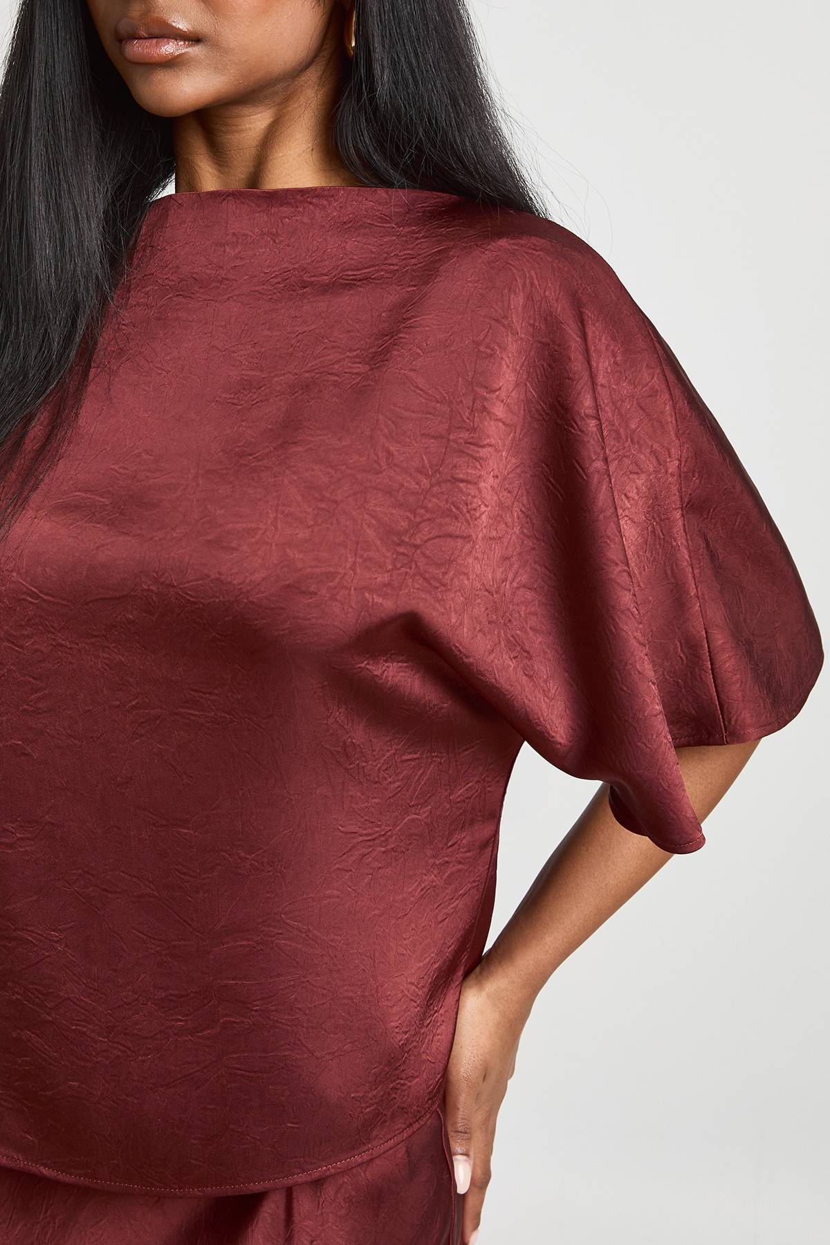 boohoo Chemisier Satiné Texturé À Manches Chauve-souris
