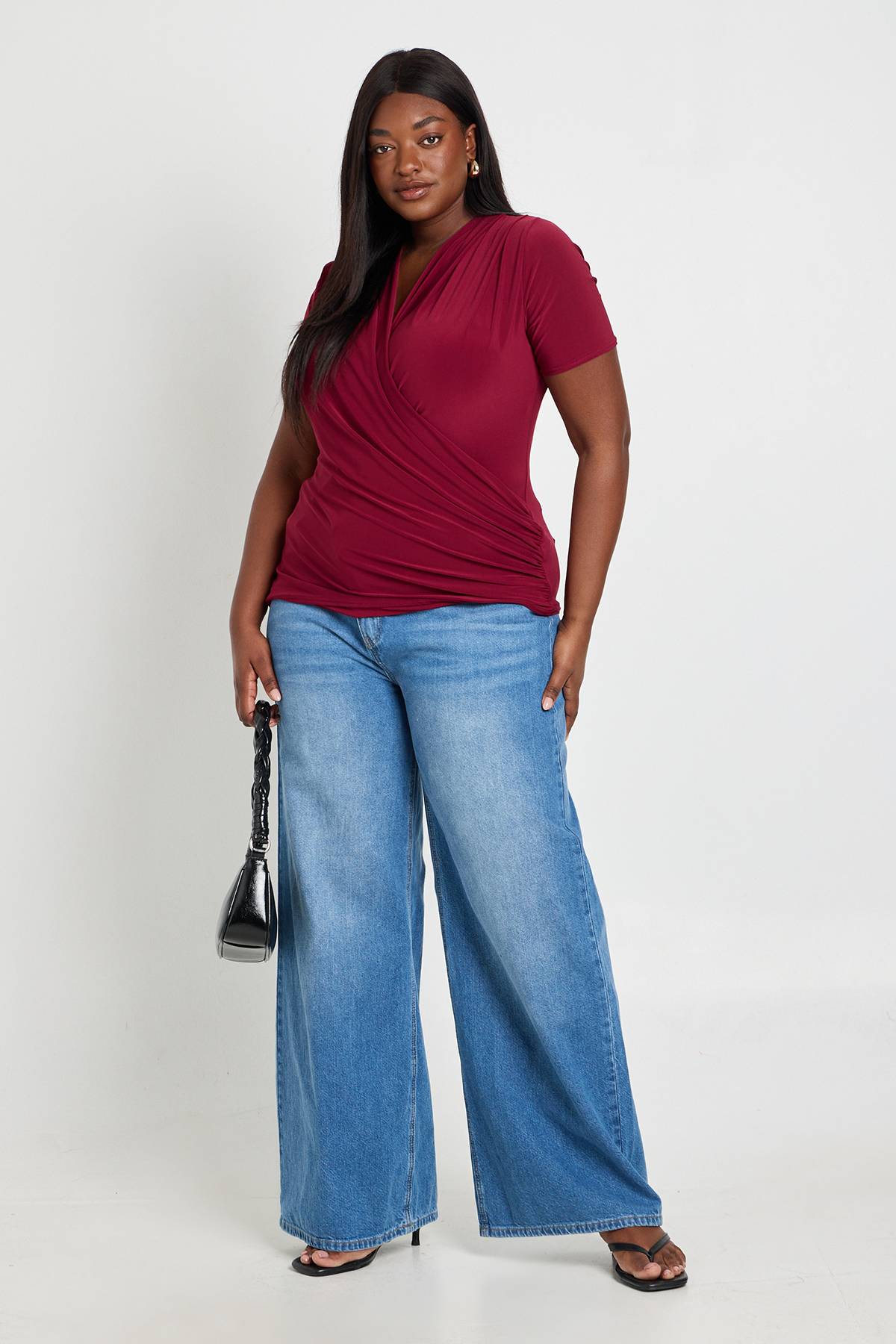 boohoo Haut Grande Taille À Double Couche Slinky Col Bénitier Court Manches Courtes Avec Fronces