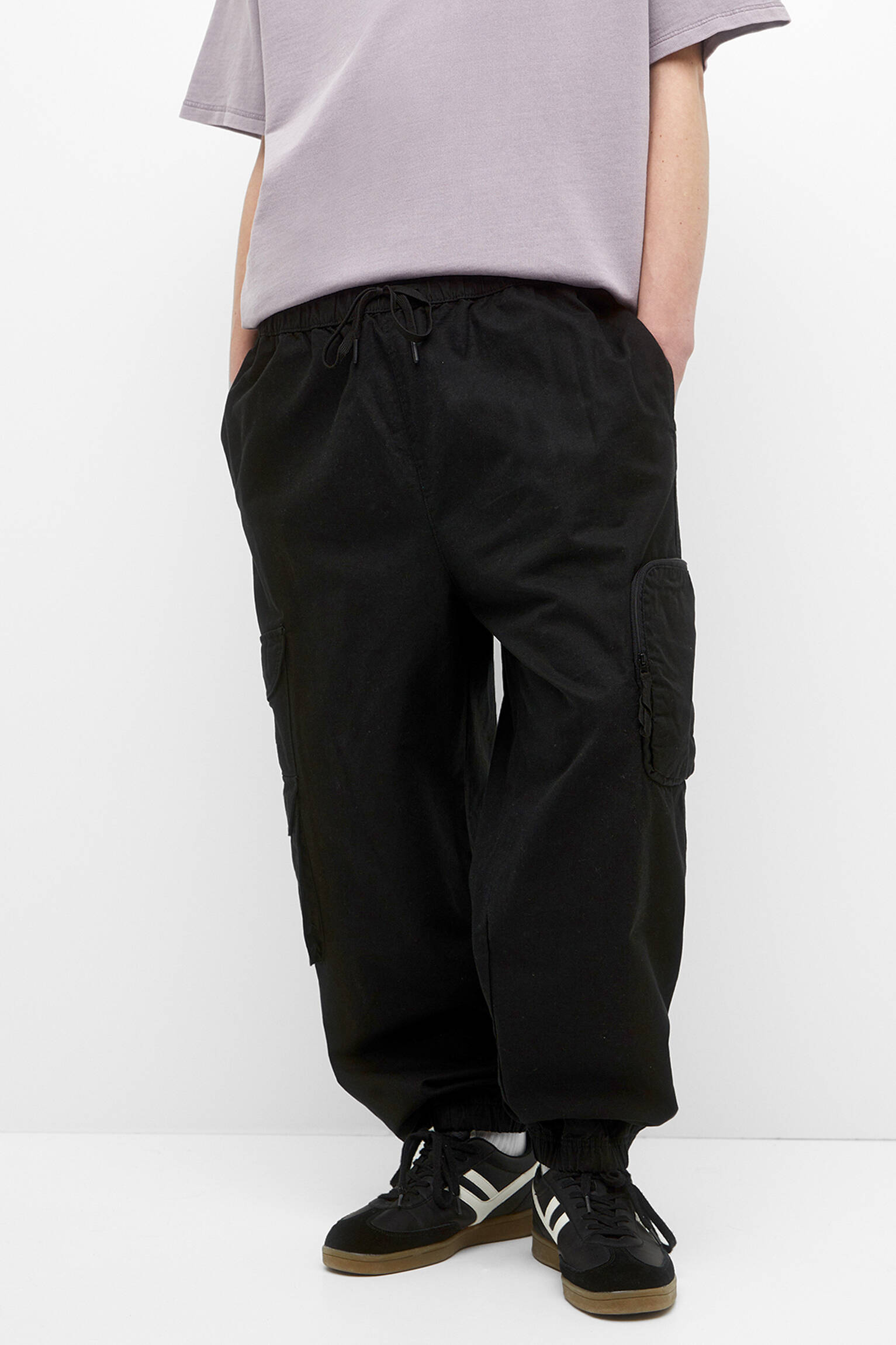 Calça cargo jogger em tecido técnico - preta