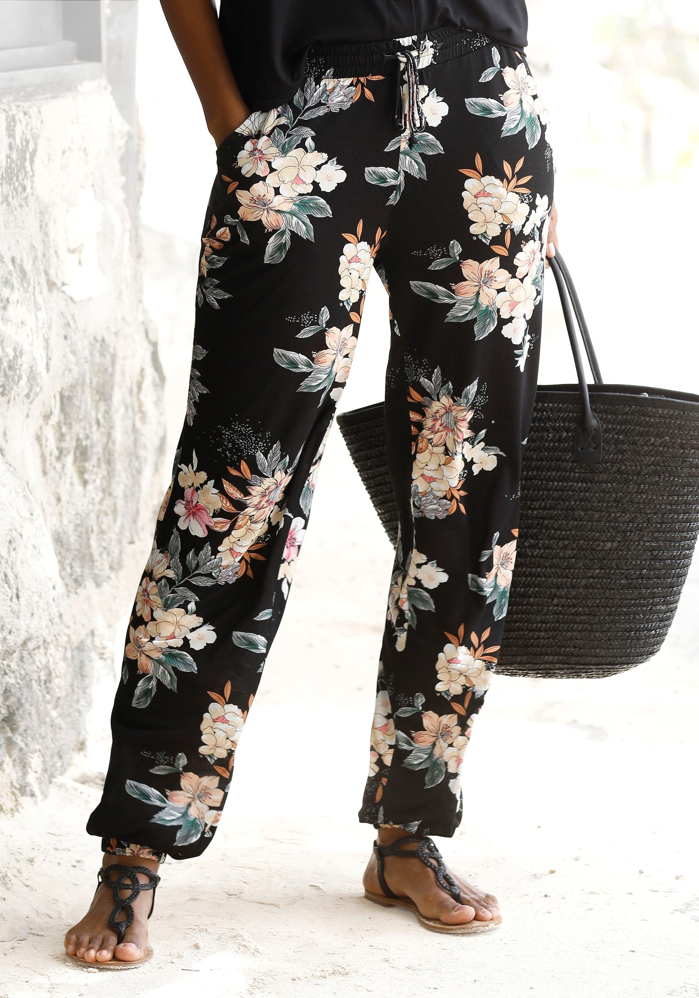 LASCANA Strandhose  mit Blumendruck und Taschen, Jerseyhose, Sommerhose