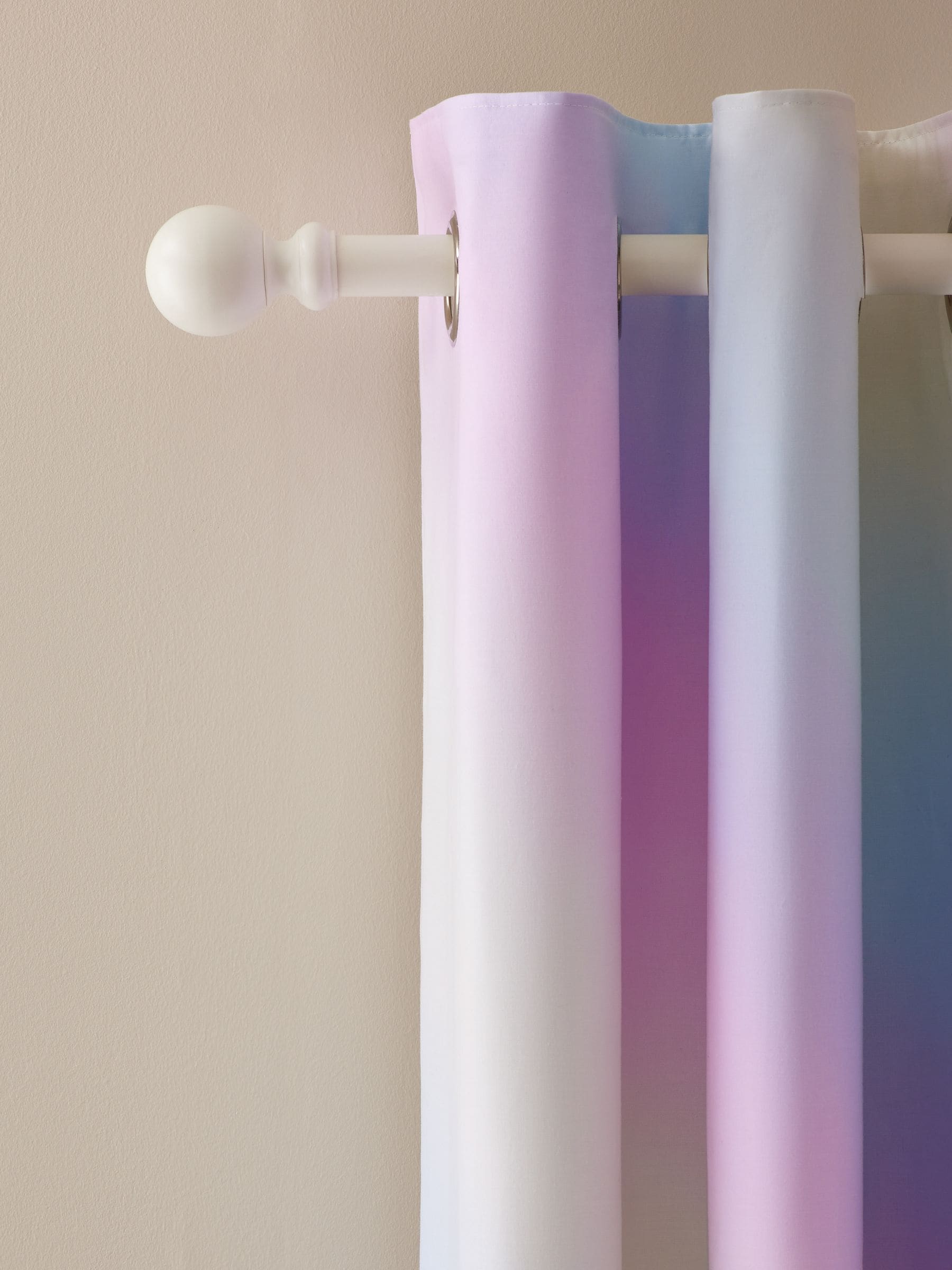 Verduisterende ombre ringgordijnen met regenboogprint