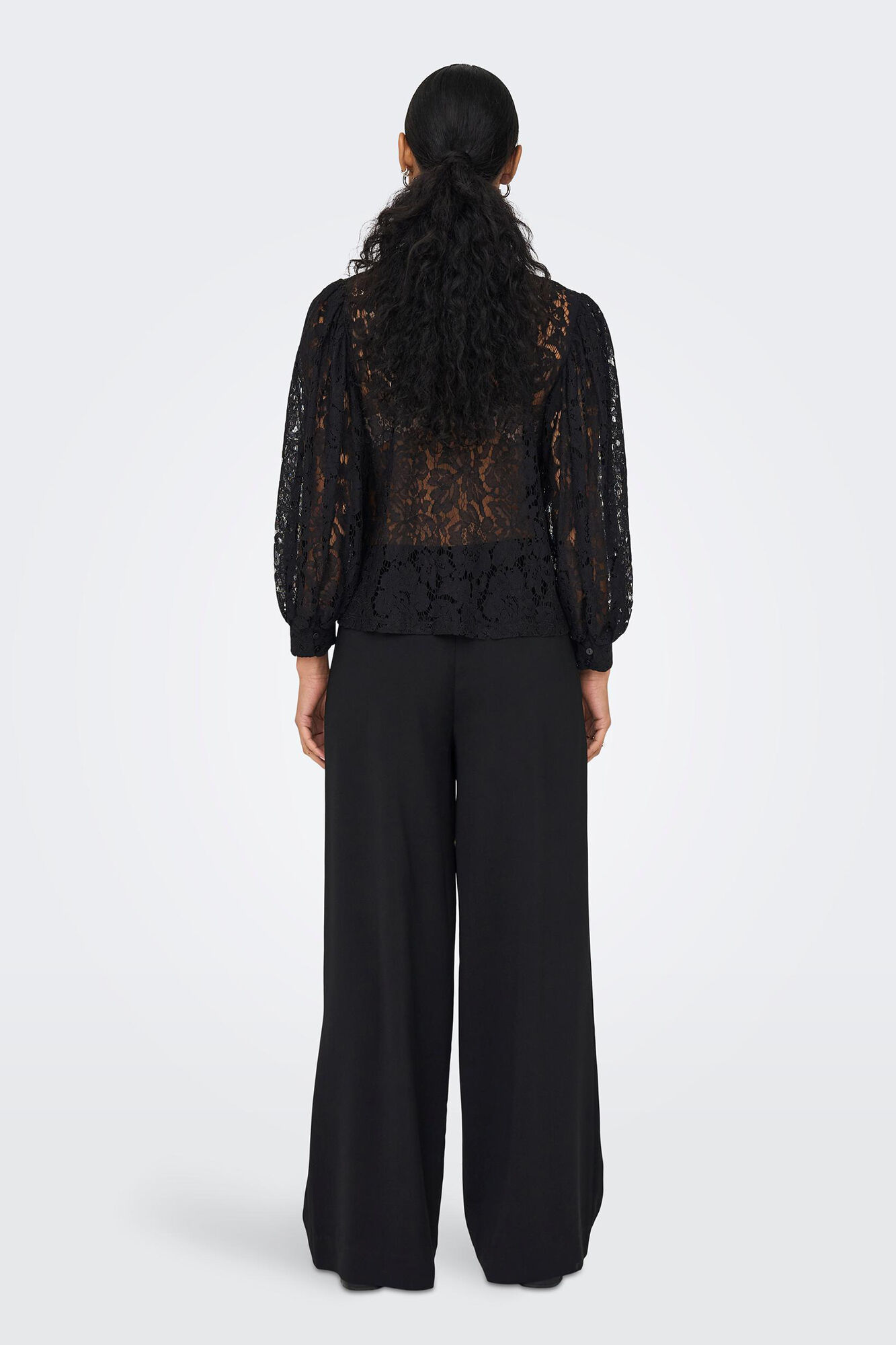Blusa de renda de mangas compridas