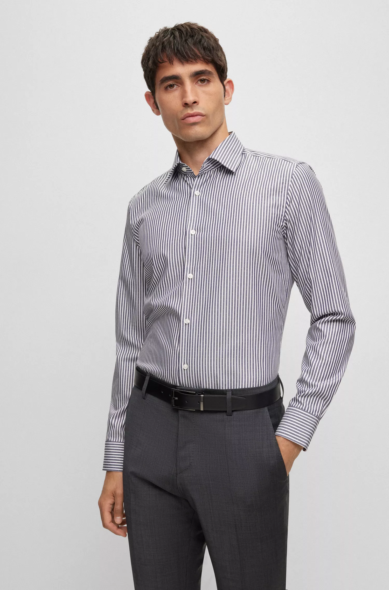 Camisa BOSS preta de corte slim, em mistura de algodão orgânico com listras.