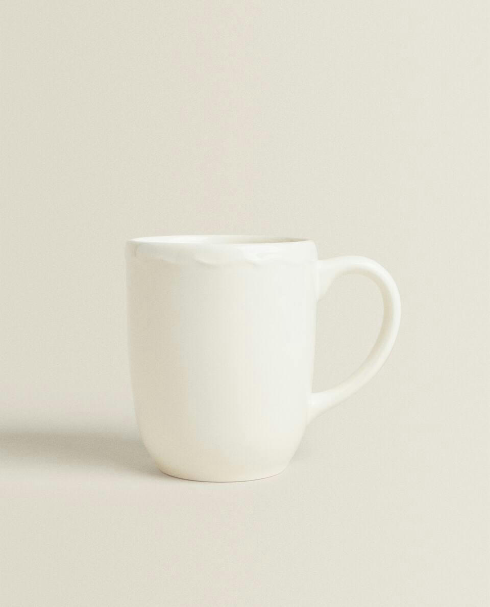 CANECA DE BARRO COM BORDA EM RELEVO