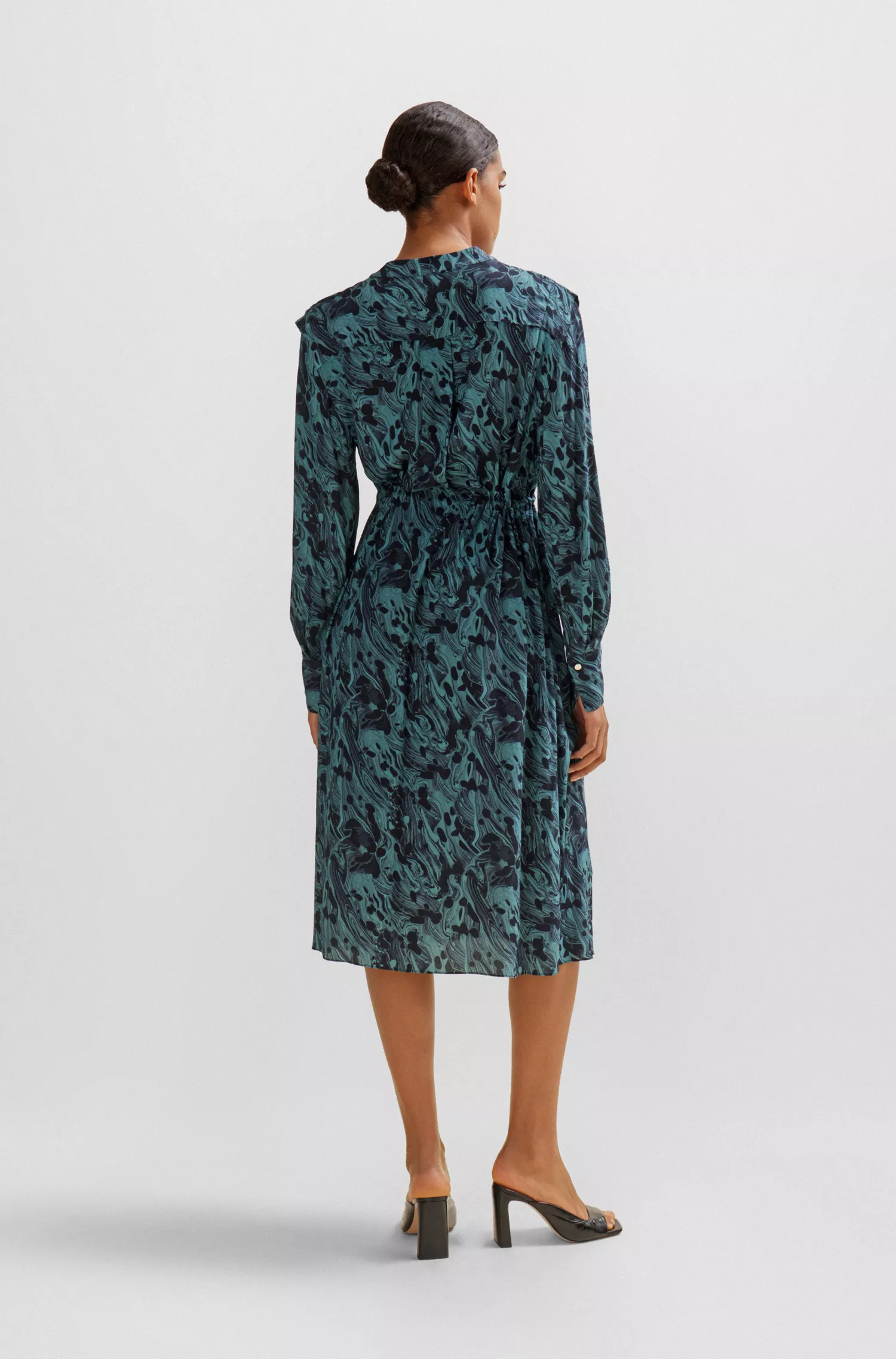 Vestido BOSS preto com estampa abstrata e cintura ajustável por cordão.