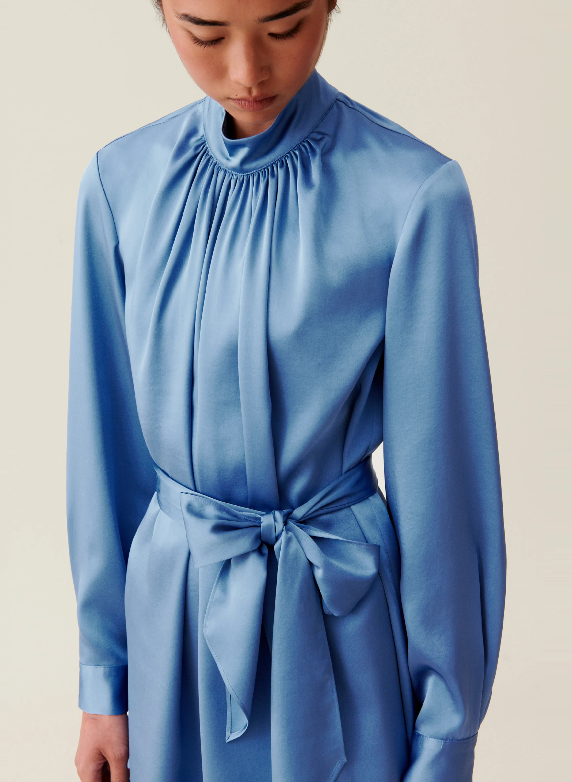 Robe fluide col lavallière | Bleu