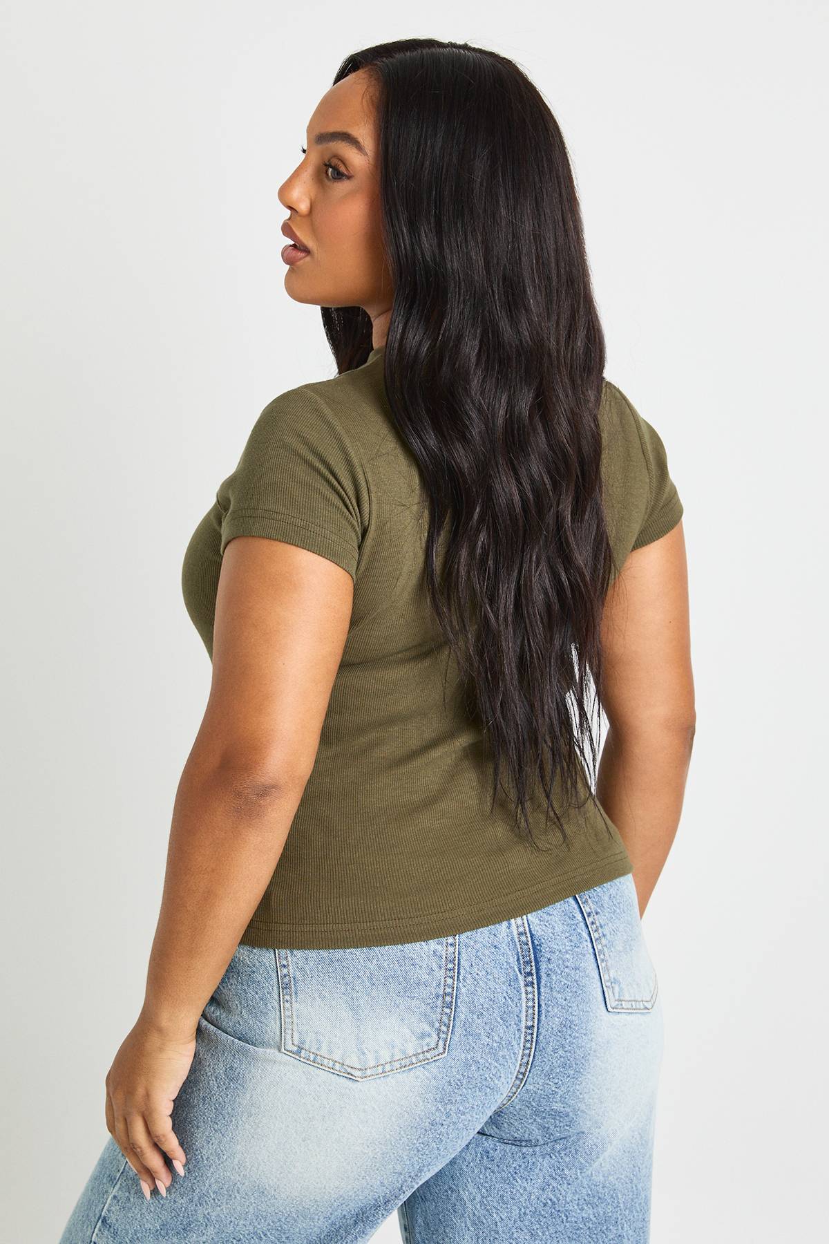 boohoo Haut Ajusté Côtelé À Manches Courtes Grande Taille