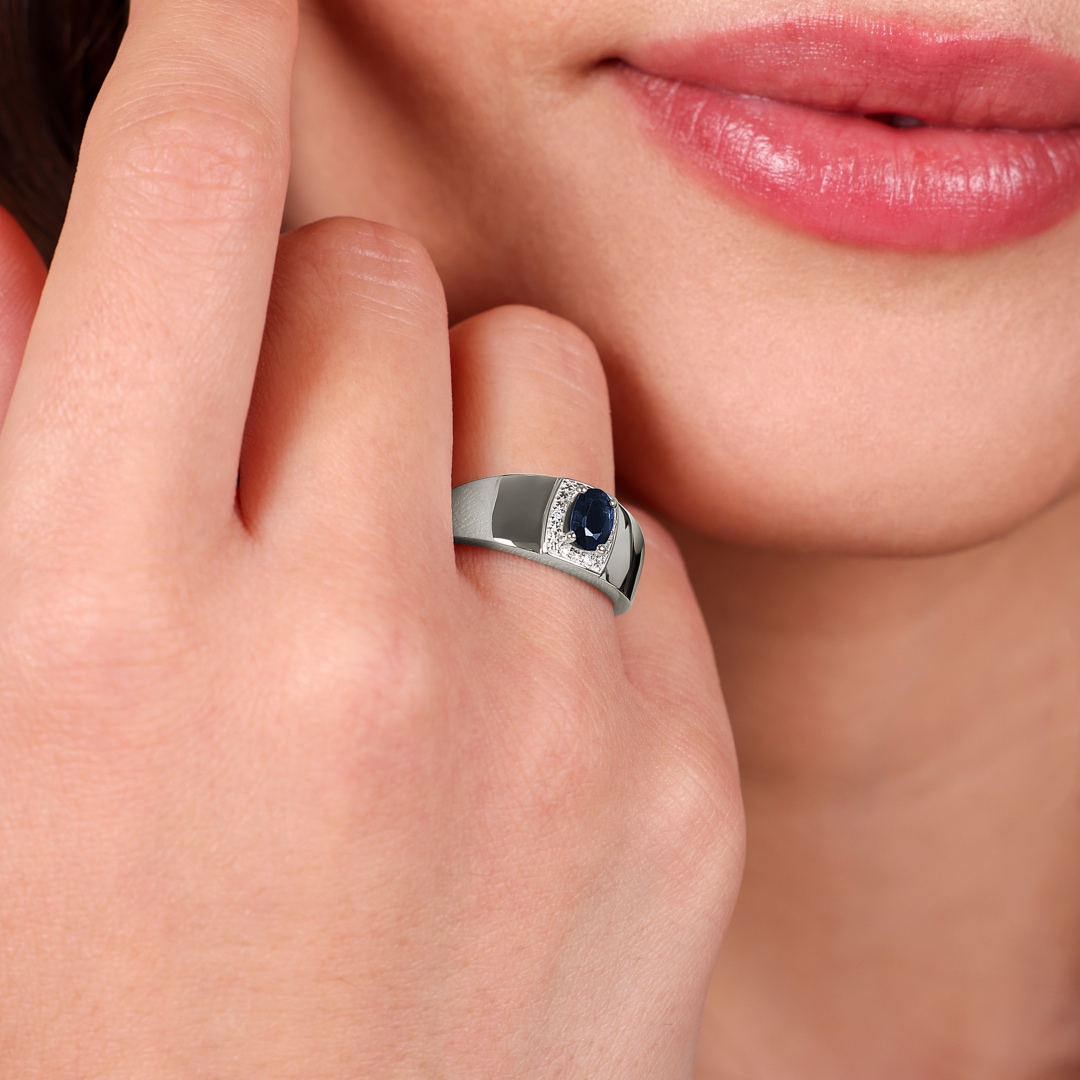 Damenring 750/18 K Weissgold mit Saphir 0.56ct. und Diamanten 0.02ct.