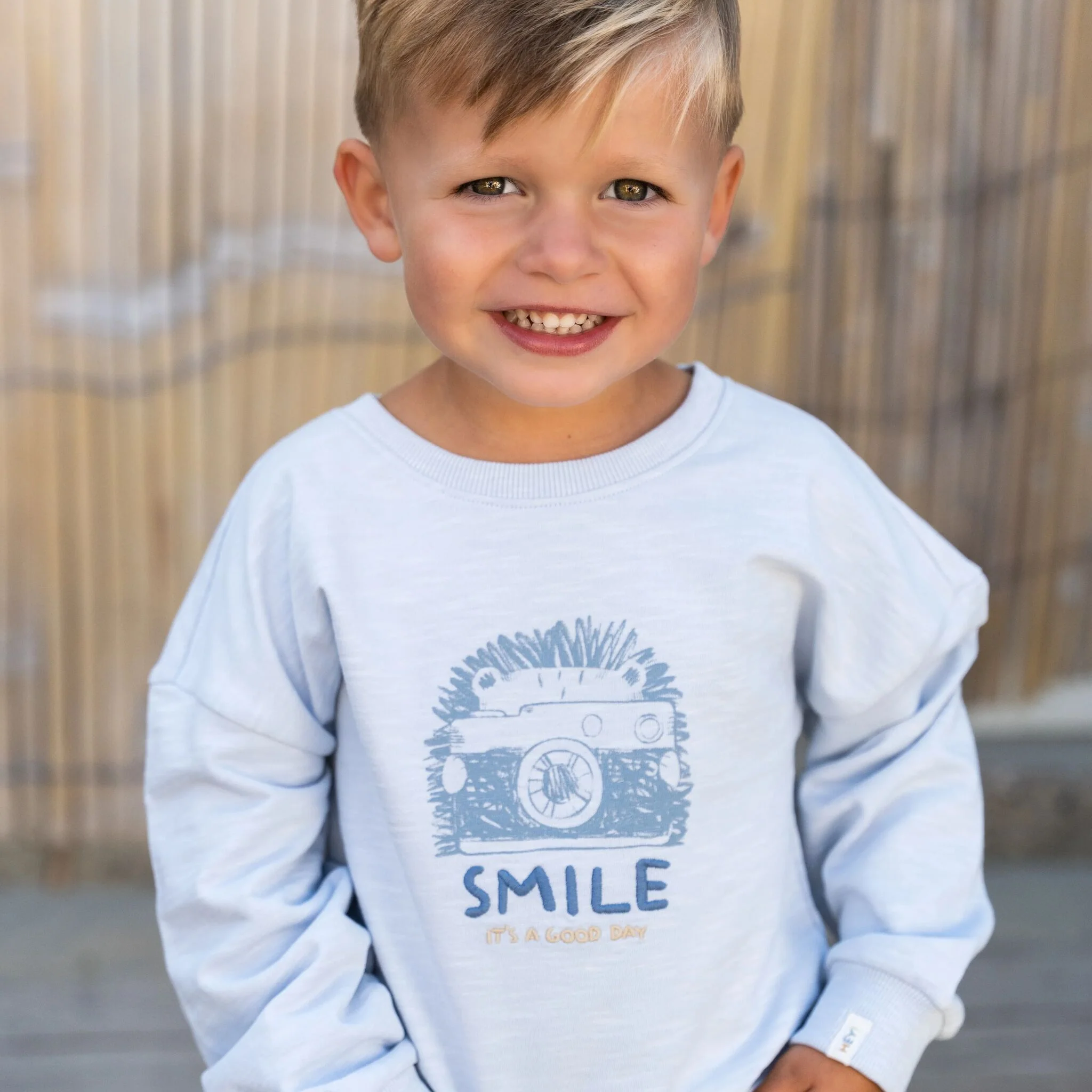 Zachte blauwe sweater van biologisch katoen met Smile-artwork