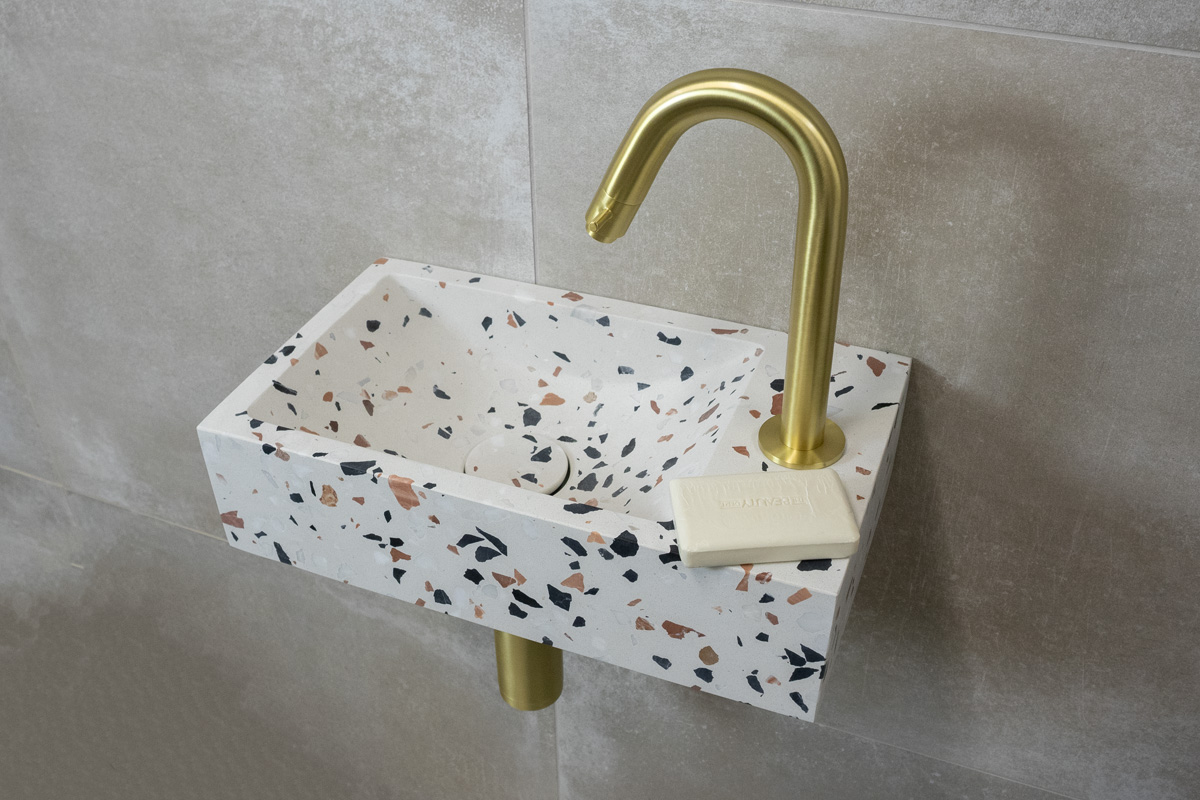 Saniclear Terrazzo fonteinset met gebogen kraan in geborsteld messing