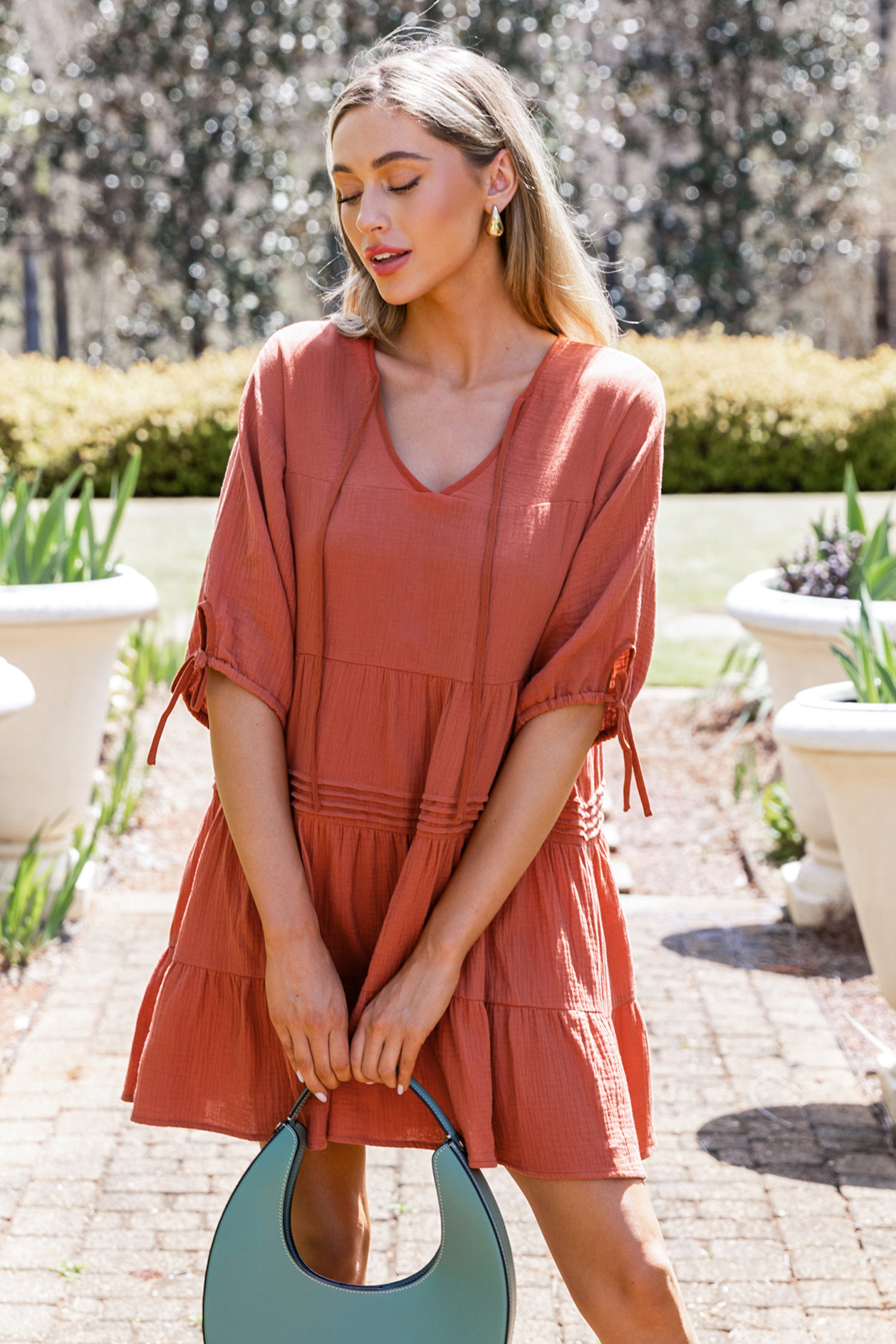 Robe mini à col en V en pur coton et demi-manches