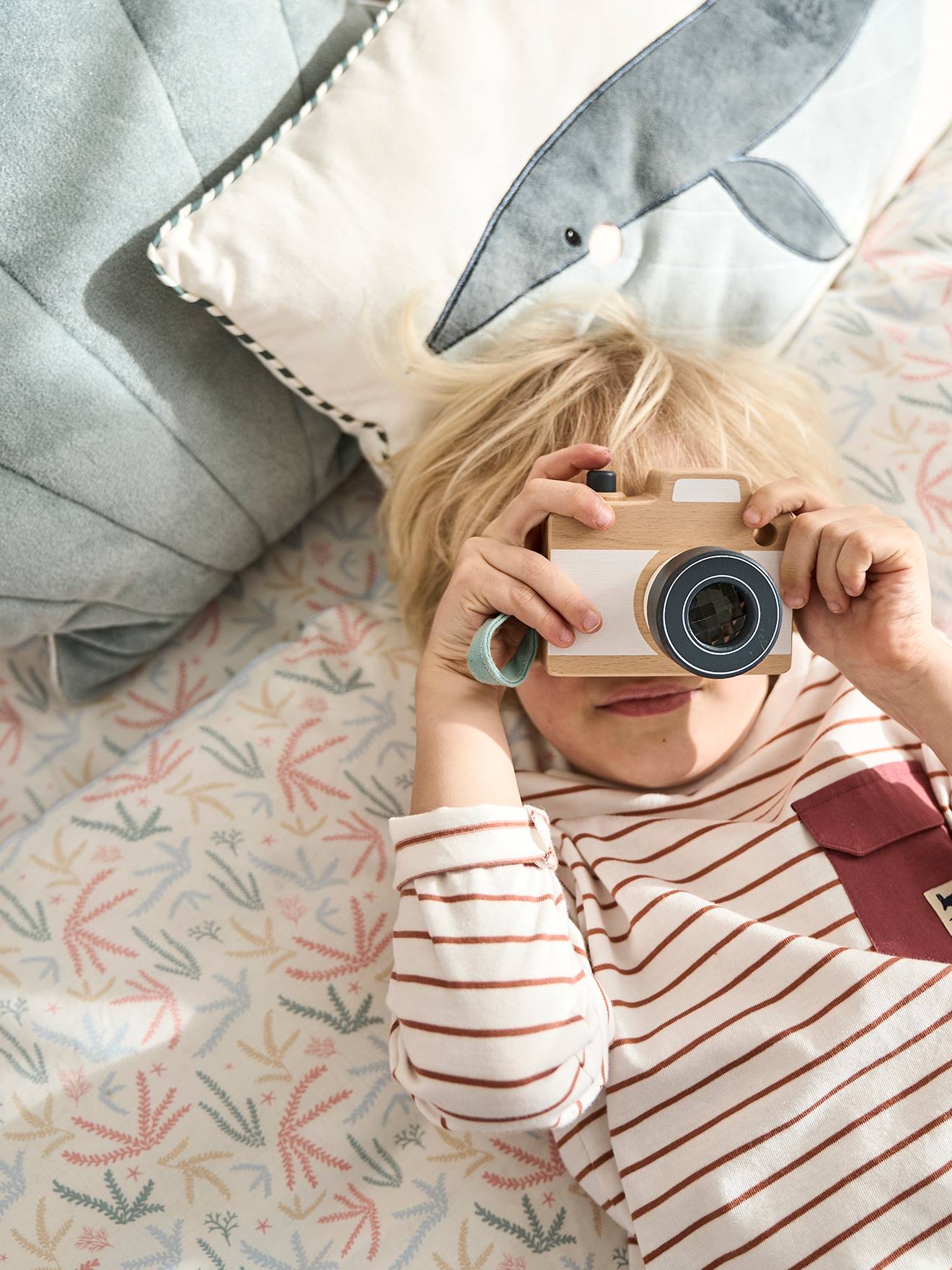 Conjunto infantil de capa de edredom e fronha OCEAN azul médio liso com estampas.