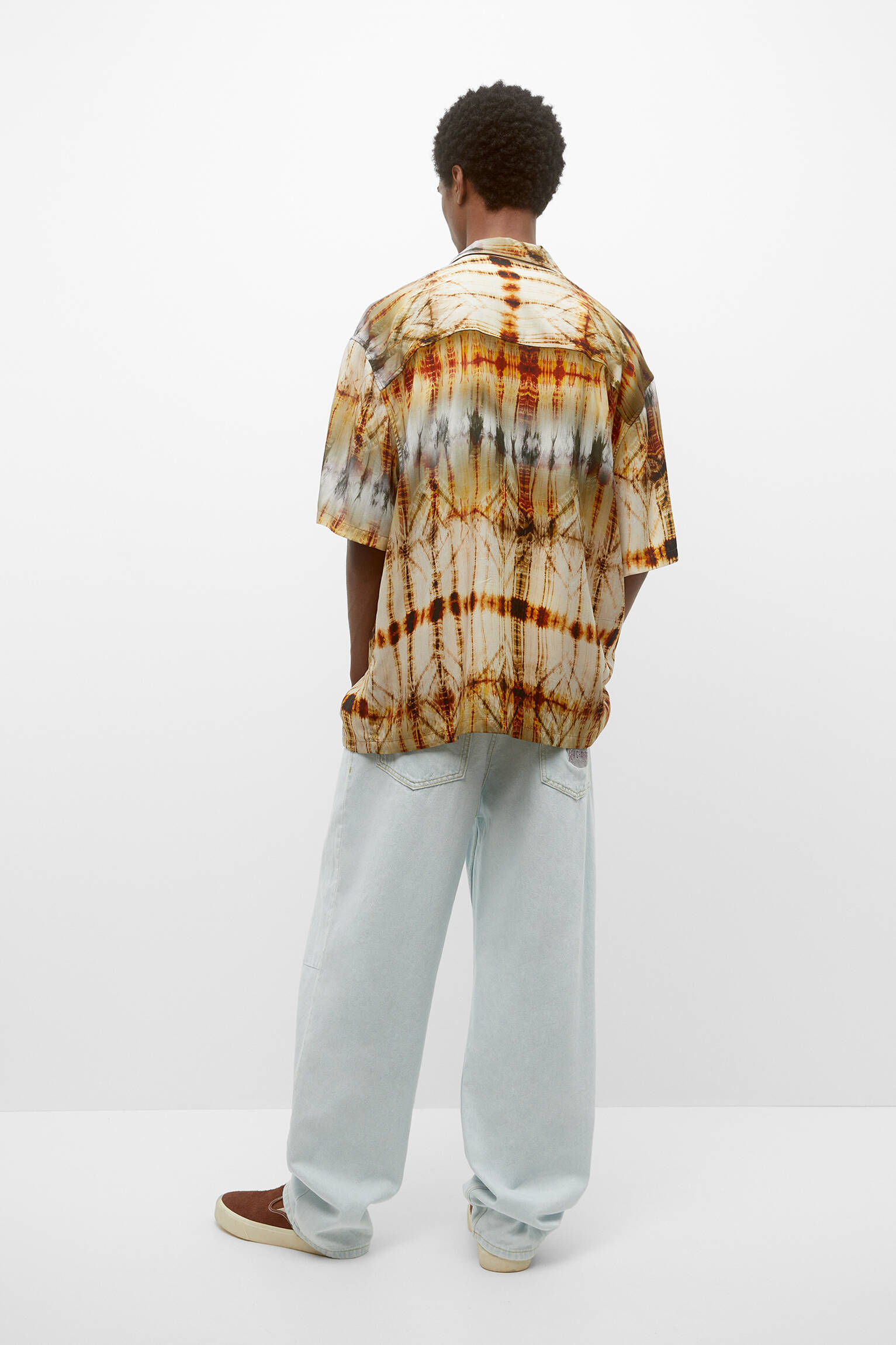CAMISA DE MANGA CURTA COM ESTAMPA TIE-DYE GEOMÉTRICA - CÁQUI