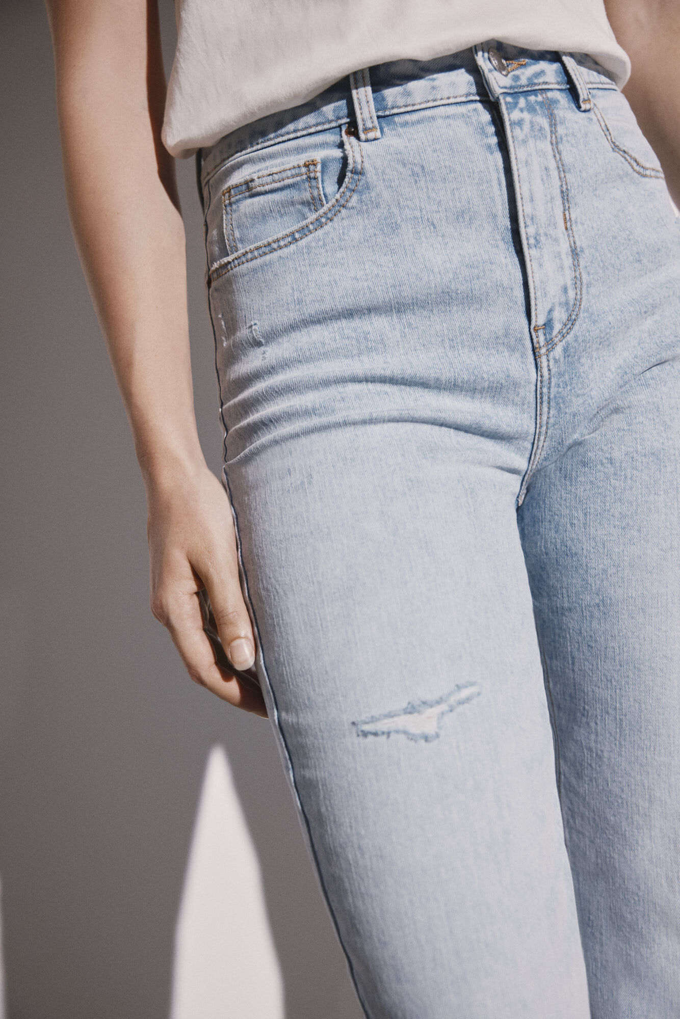 Calça jeans reta com lavagem sustentável