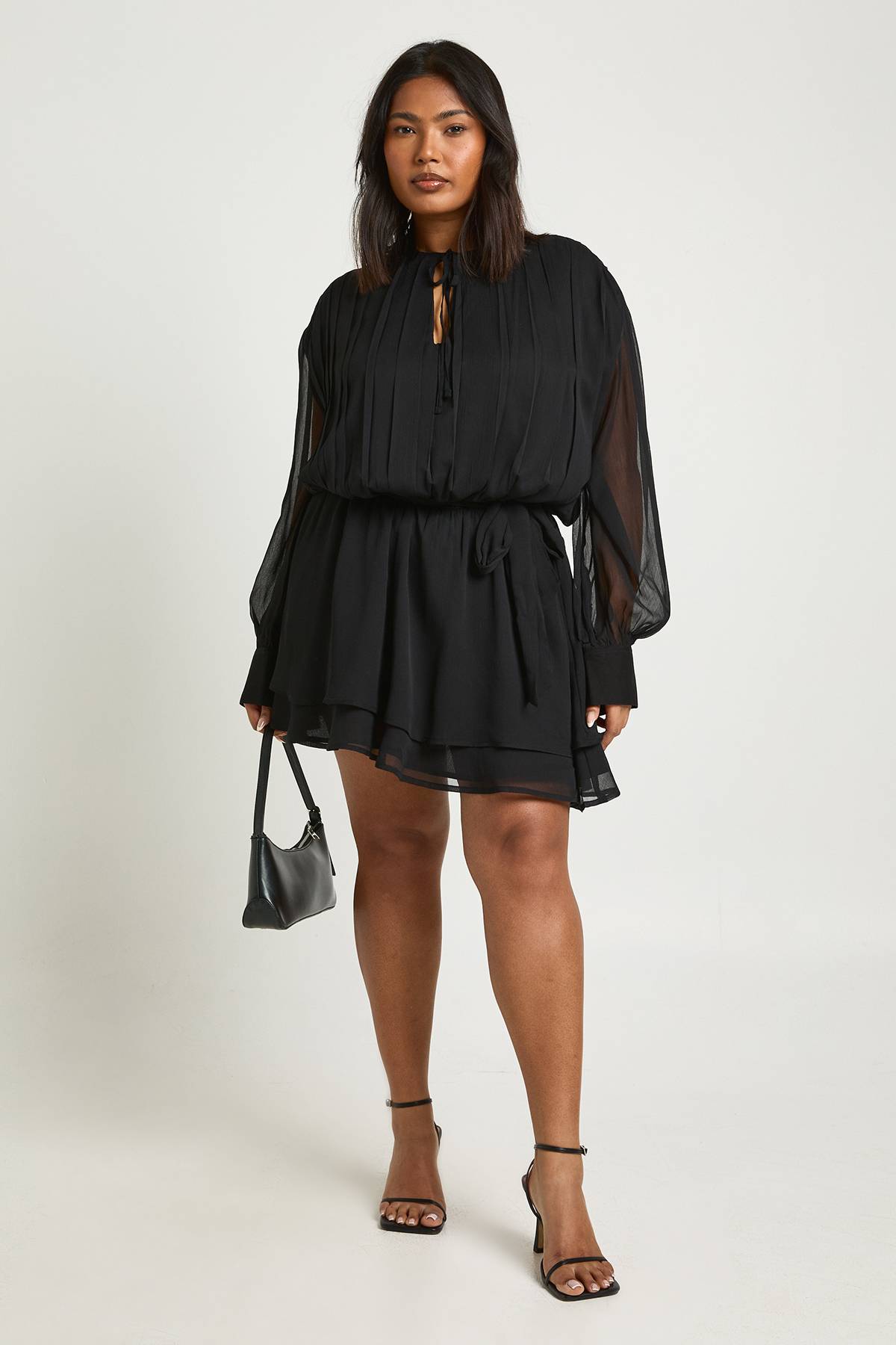 boohoo Robe Patineuse Grande Taille en Mousseline à Volants Blouson avec Ceinture Nouée