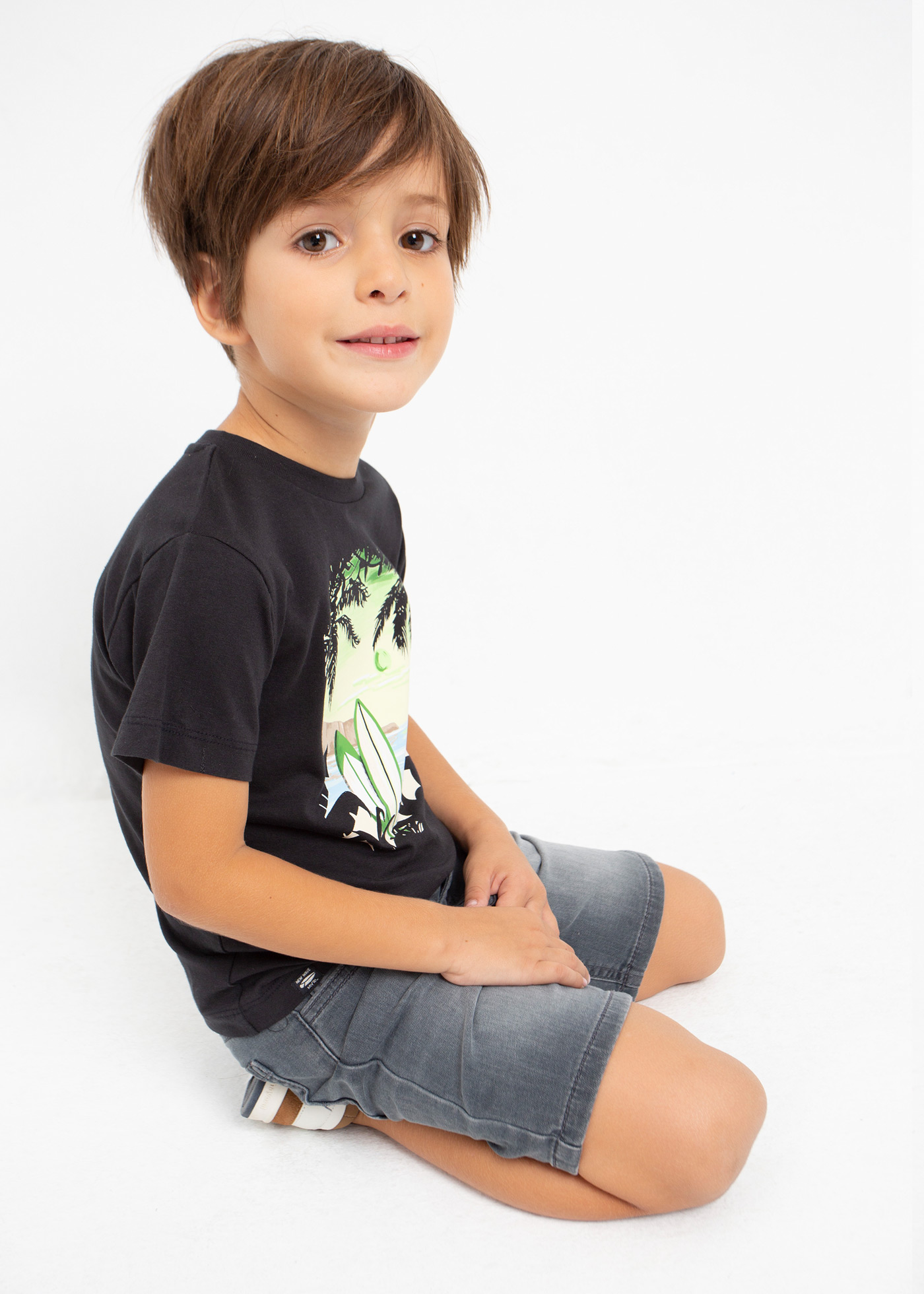 Camiseta infantil masculina em algodão sustentável com estampa.