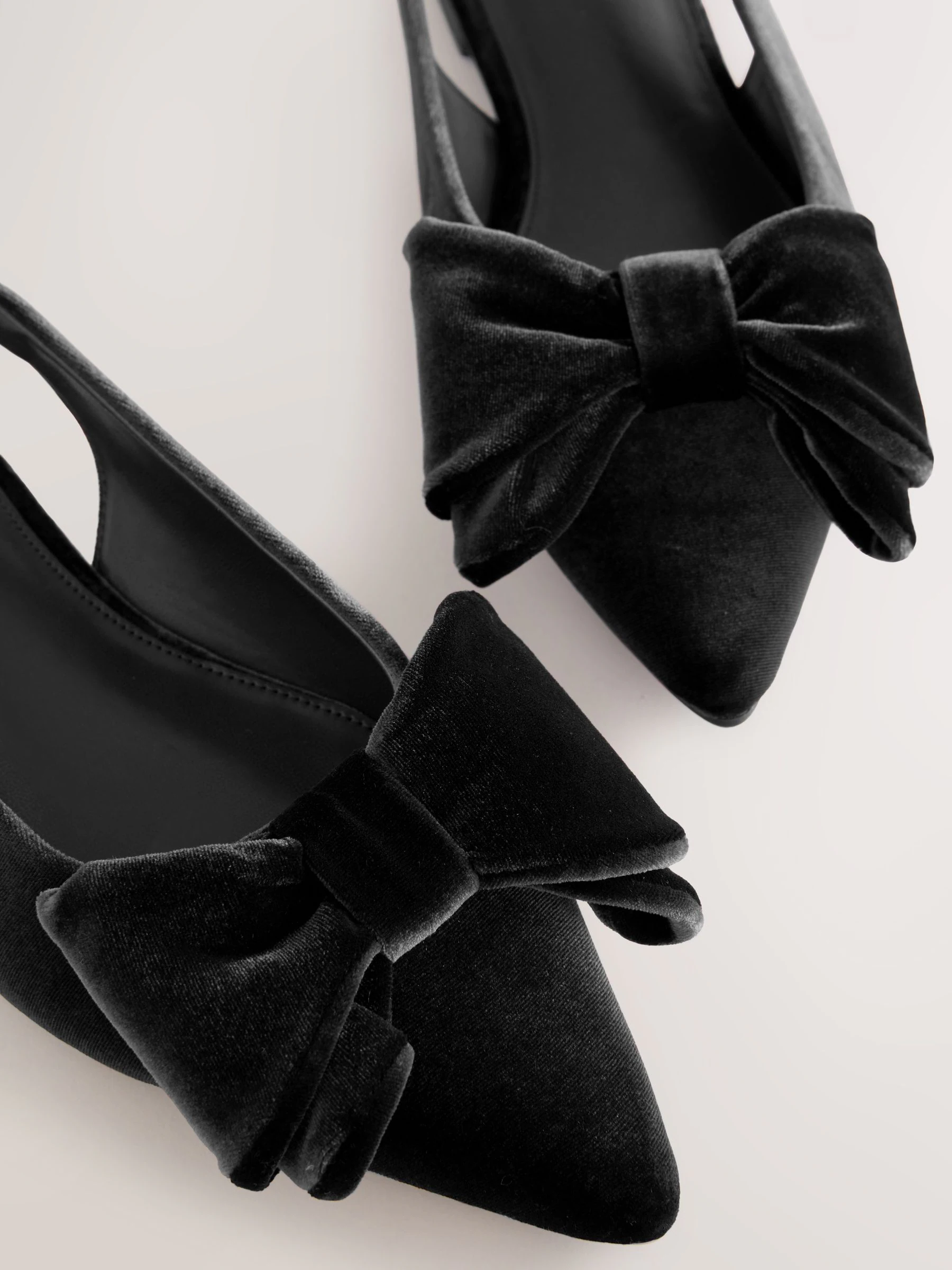 Zwart fluweel - Forever Comfort® ballerina's met strik, spitse neus en hielbandje