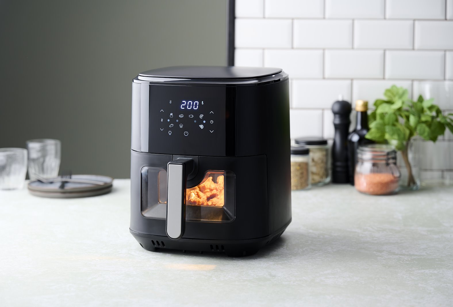 DAY Airfryer 6,5 liter, 80-200 grader justerbar temperatur. Nonstick belegg. 1500W.