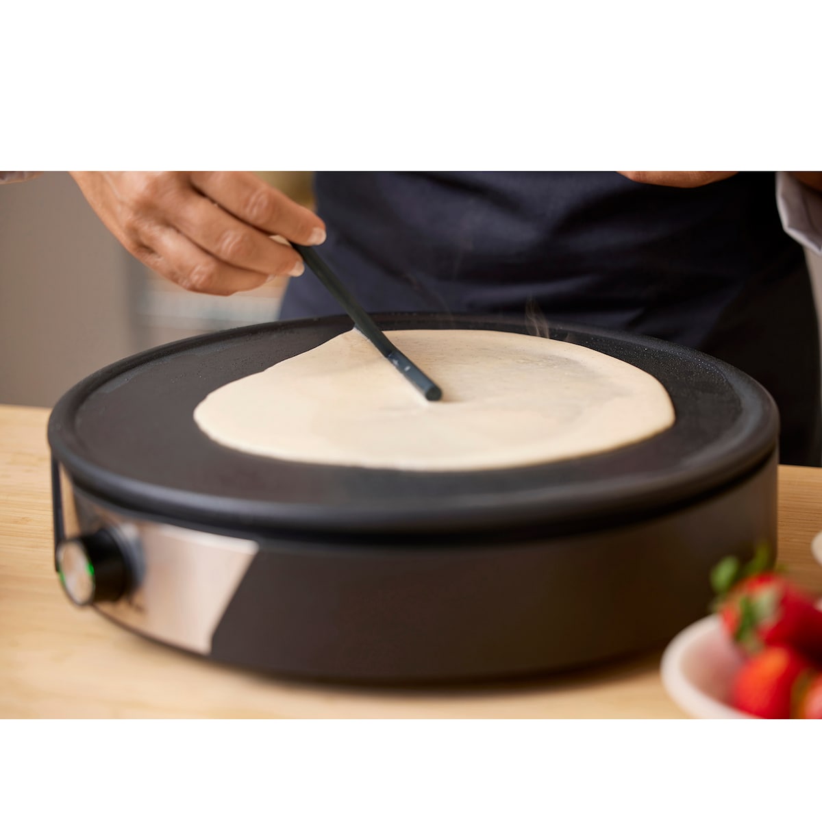 Blomsterbergs Crepe pan Dia. 38 1500 watt Black/Steel