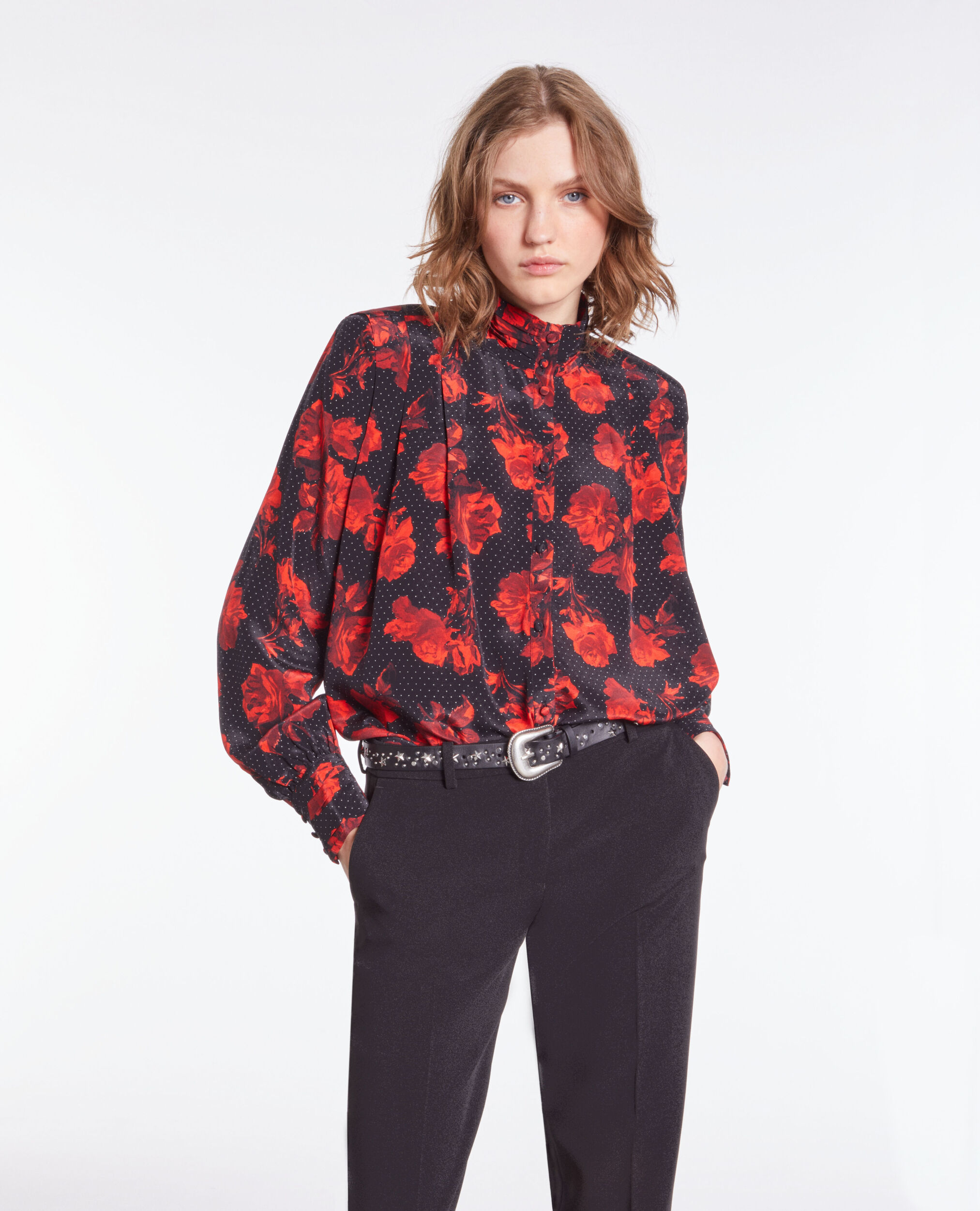 Ceinture en cuir noir avec étoiles
