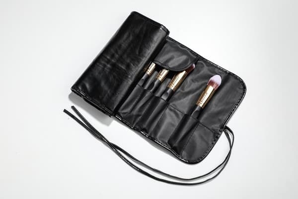 24 stk. profesjonelle og eksklusive sminkekoster i etuier Black / Gold