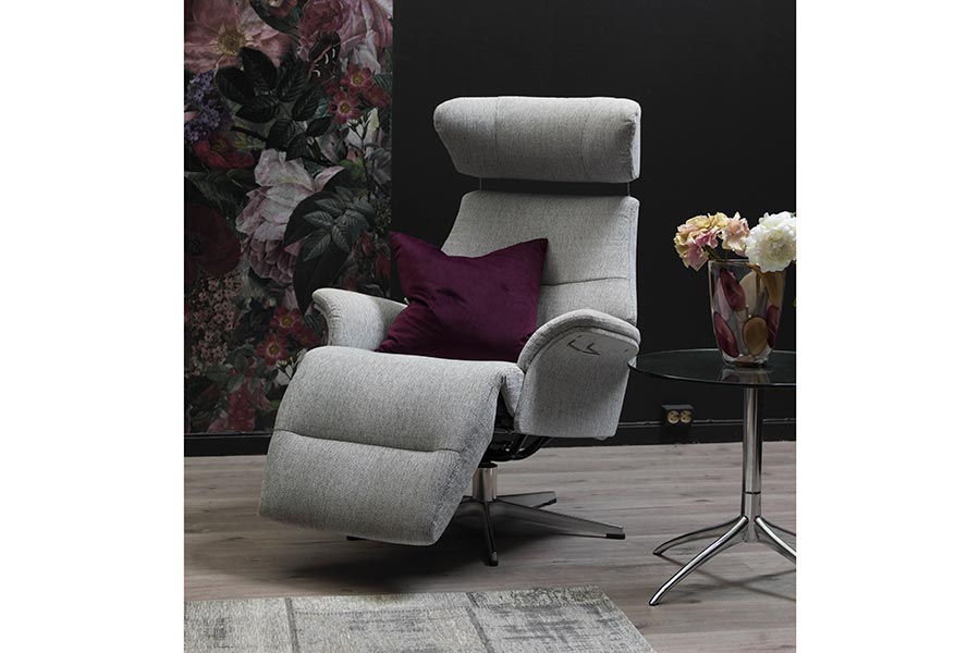 Air lenestol Stol med integrert fothviler. Tekstil Cortina 75 silver. Helkledde sider. Fot i aluminium med svingretur.