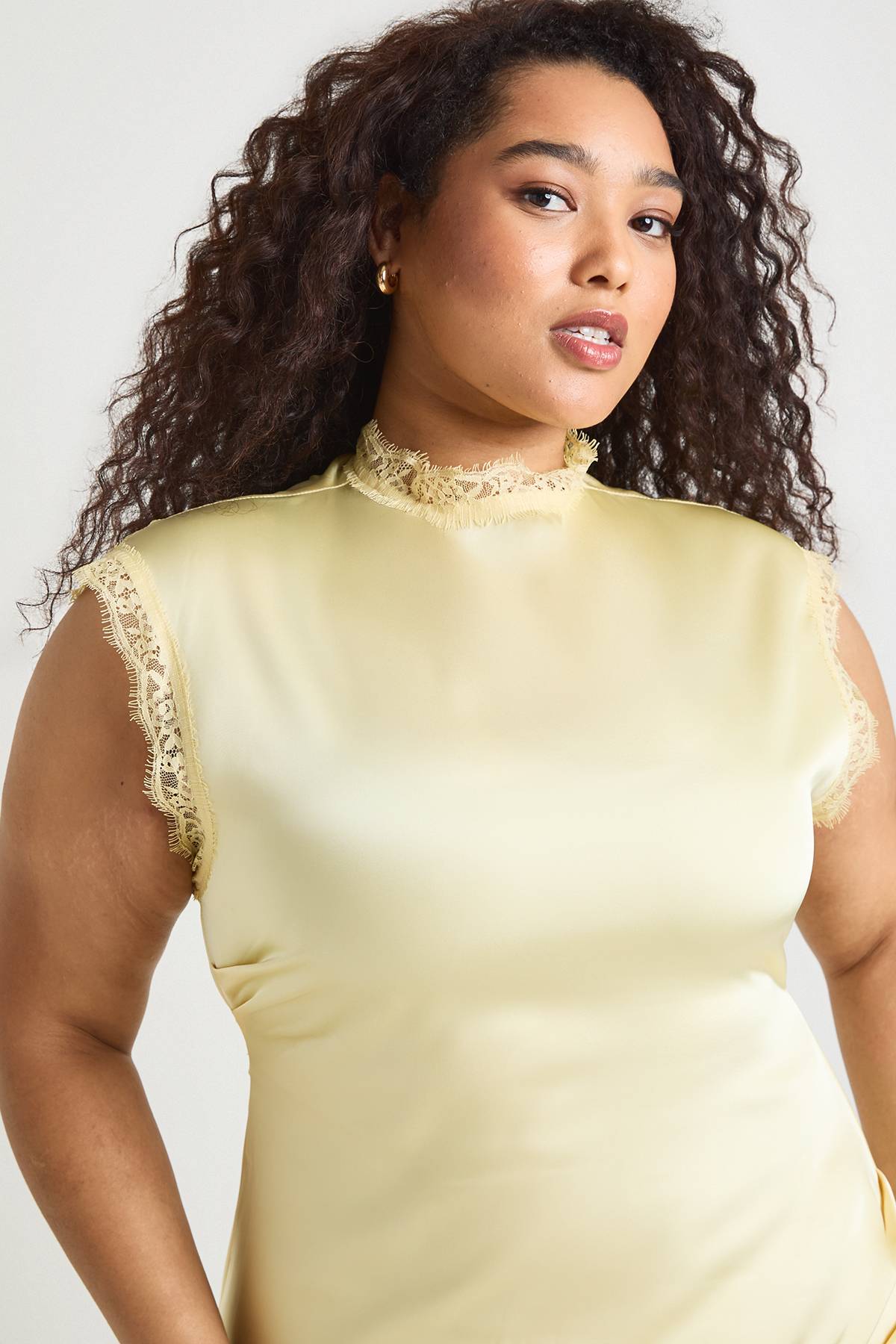 boohoo Robe Longue Satinée Col Montant Grande Taille Avec Bordure En Dentelle
