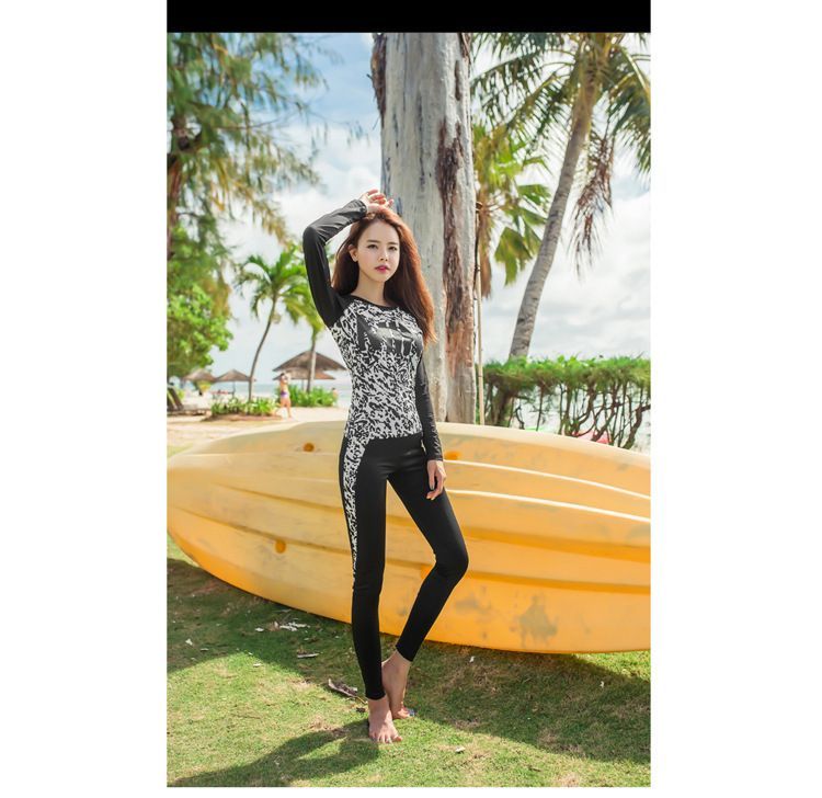 MALILA - Set: Rashguard met lange mouwen en letters + zwembroek