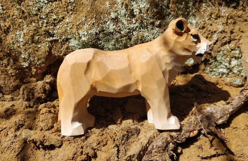 Figurine lionne en bois