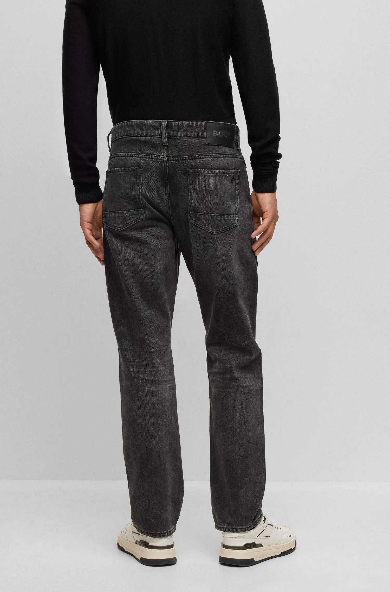 Calça jeans BOSS Orange de modelagem relaxada em denim rígido preto