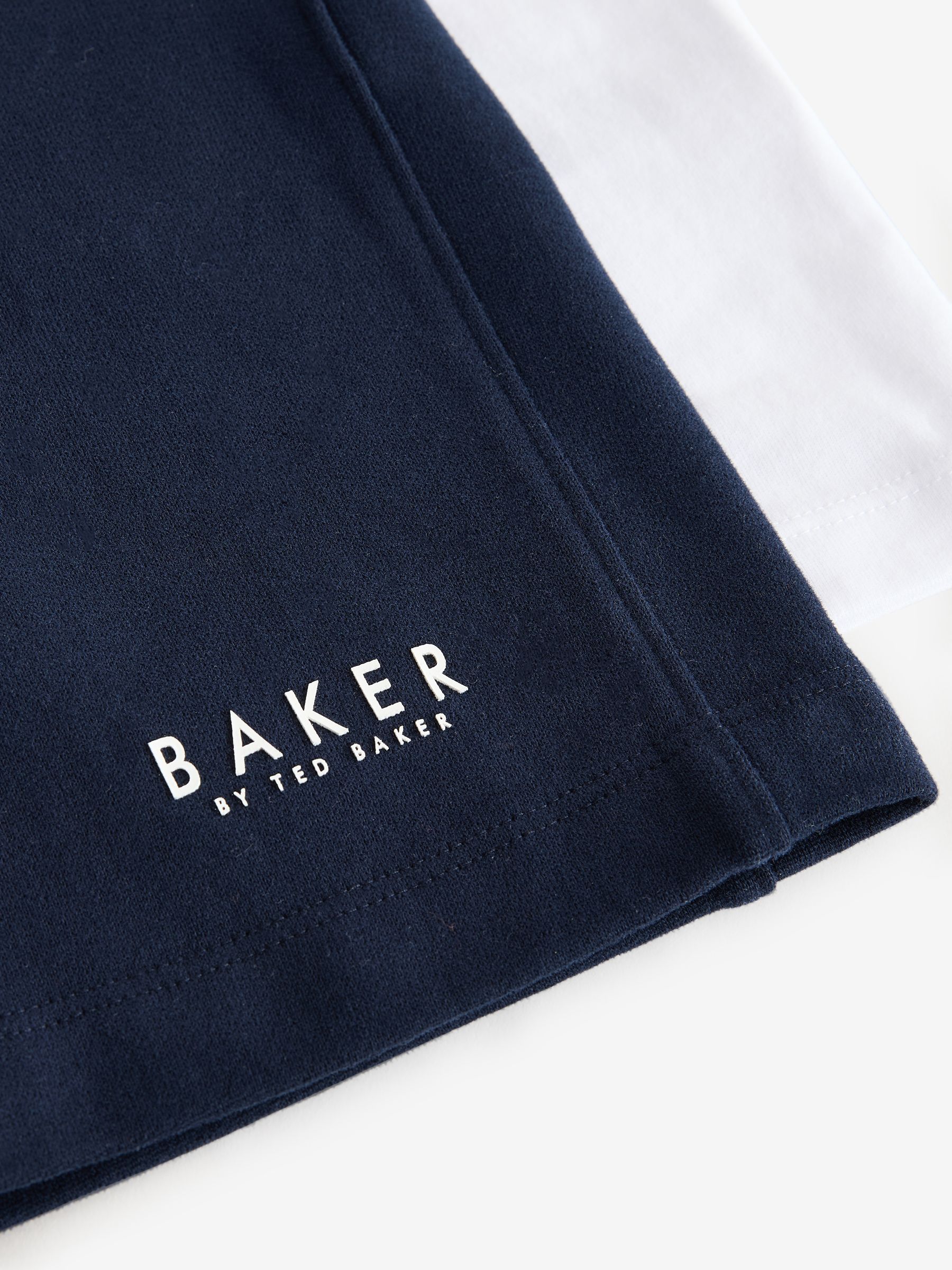 Wit/marineblauw - Baker by Ted Baker set van oversized T-shirt en shorts van 100% katoen