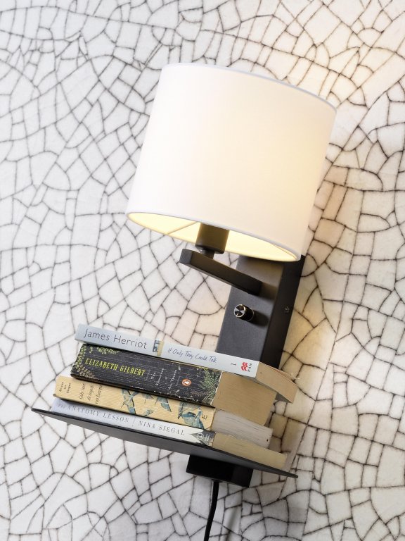 It's about Romi Florence wandlamp met plank zwart