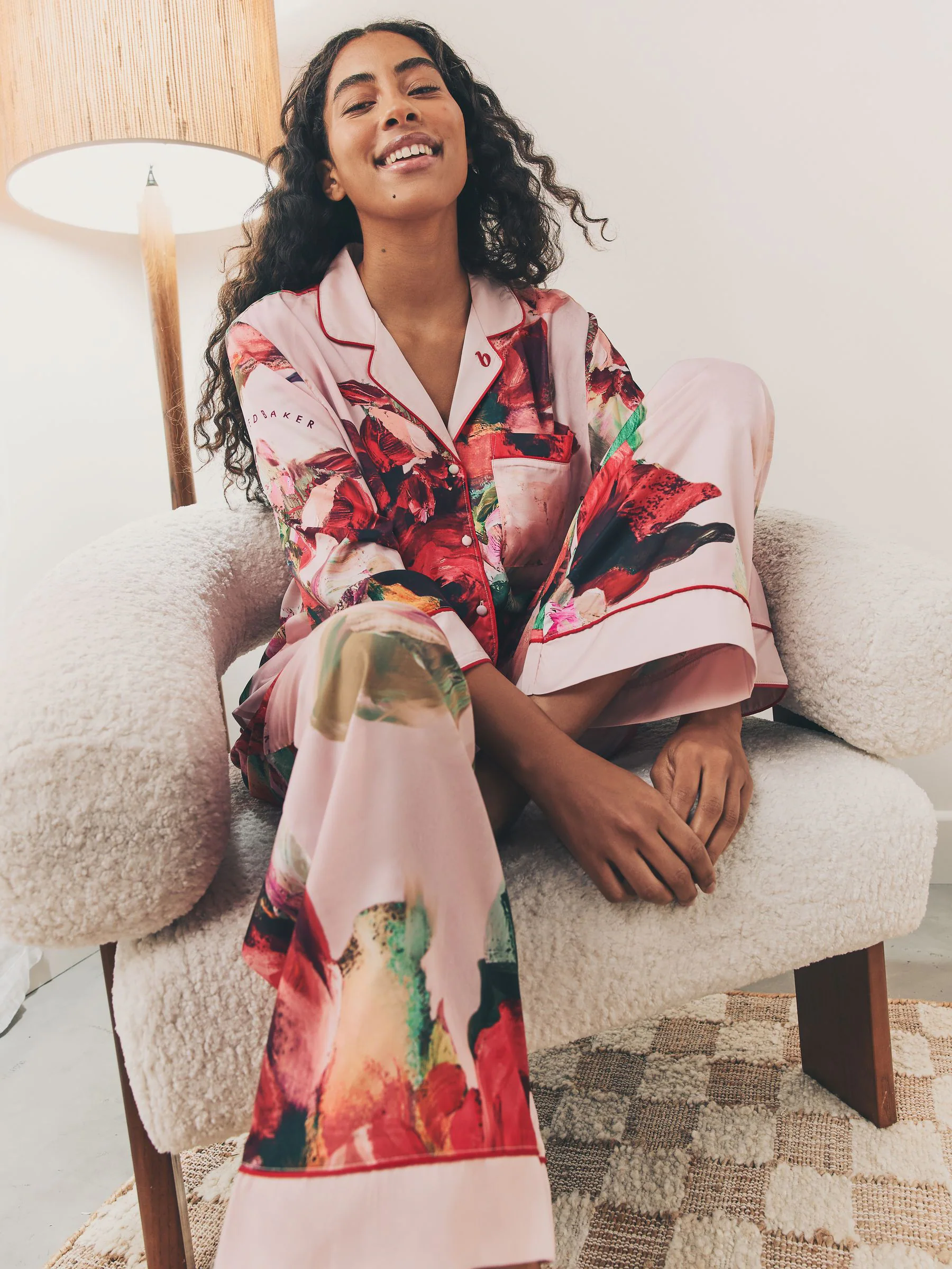 Roze rood gebloemd - B by Ted Baker - Satijnen pyjama met knopen