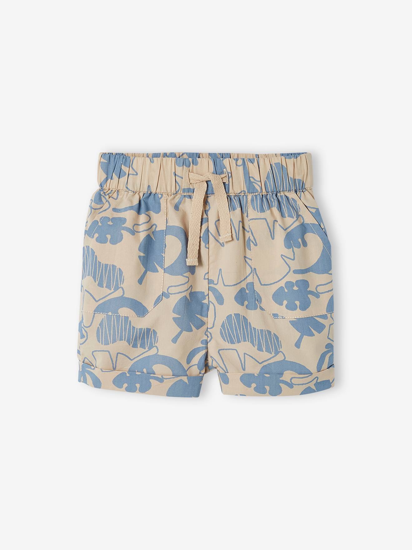 Roupa de bebê: camiseta azul clara e shorts.