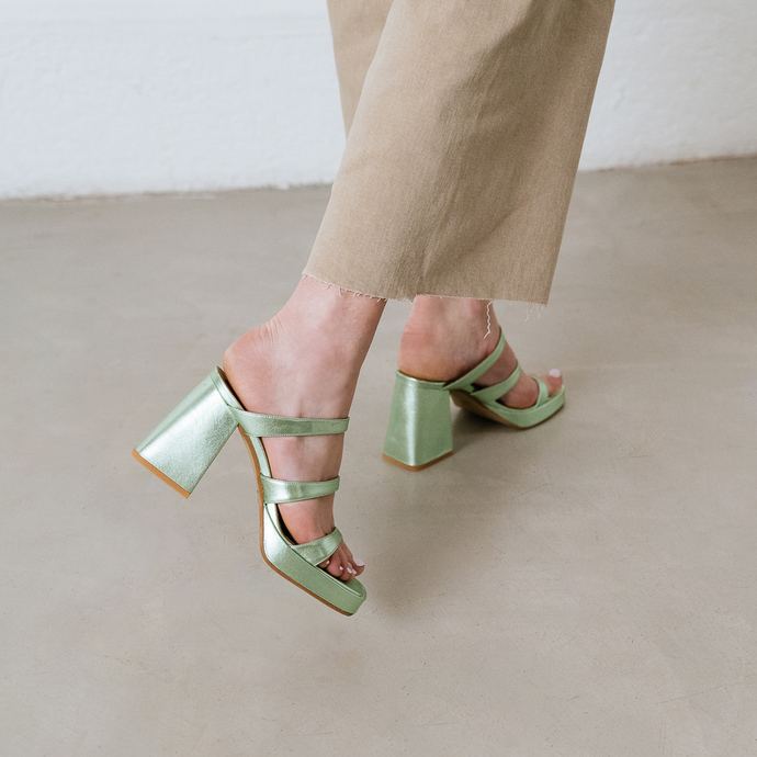 Mules à brides et bouts carrés  en cuir metallisé vert
