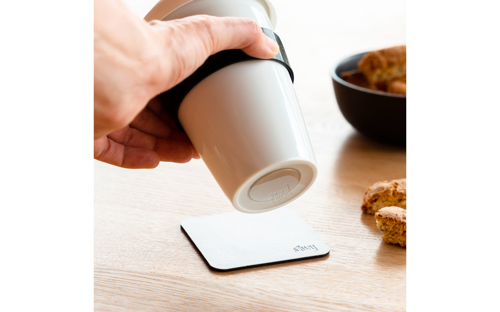 silwy® To-Go-Cup Porzellan Becher mit Deckel inkl. Metall-Nano-Gel Pad Untersetzer (350 ml)