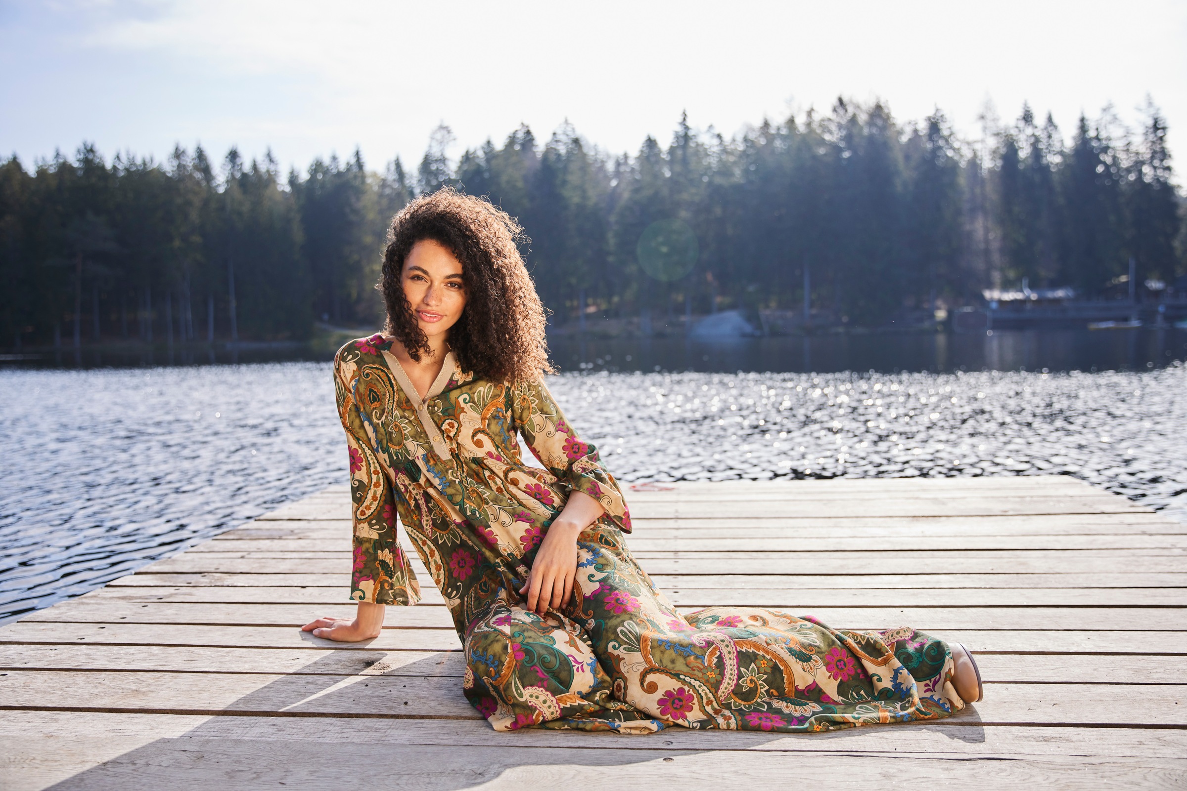 Aniston CASUAL Maxikleid mit farbenfrohem Blumen- und Paisley-Druck