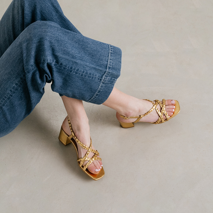 Sandales à brides croisées  en cuir métallisé or