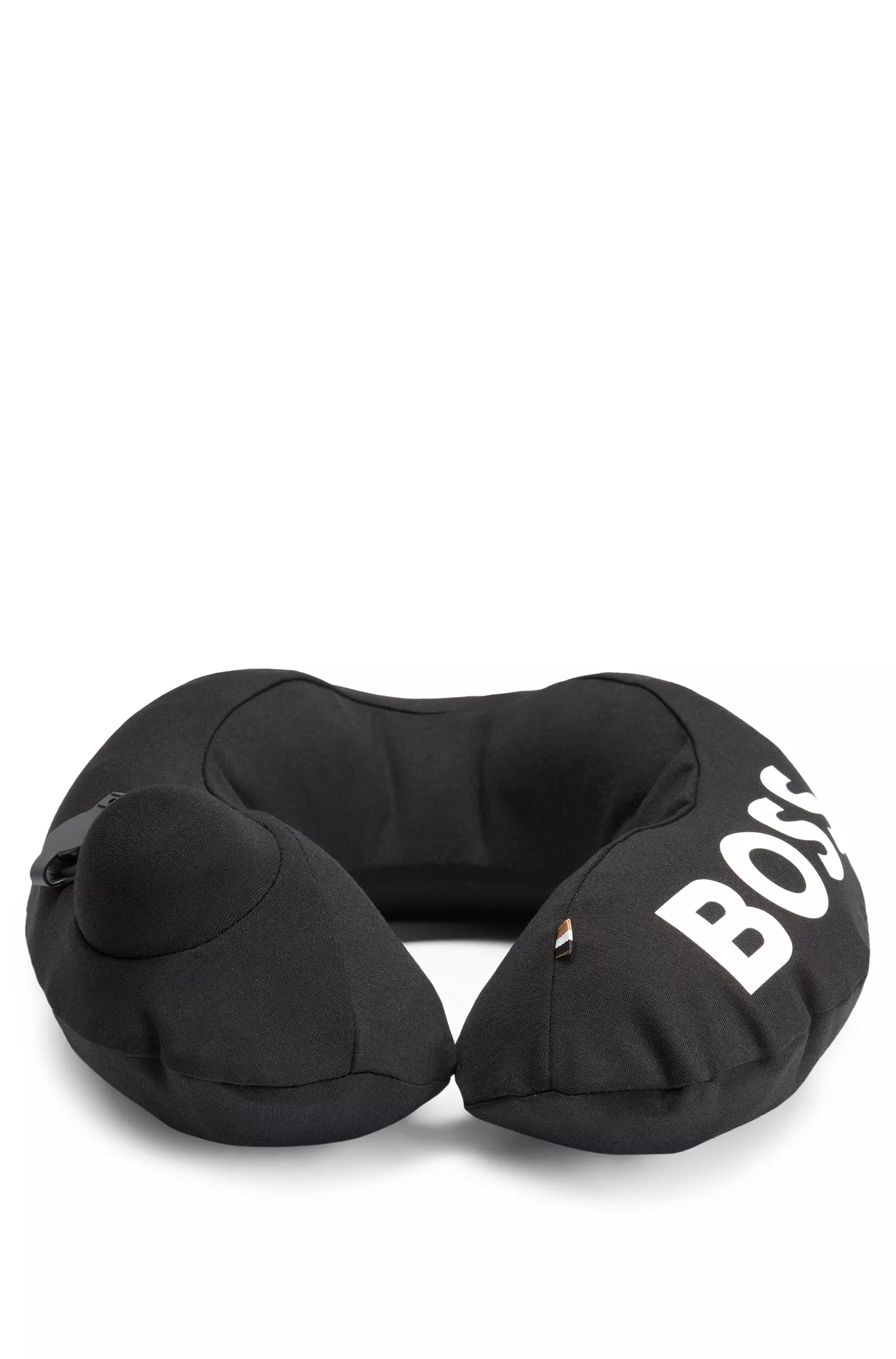 Conjunto BOSS preto em caixa de presente com almofada para o pescoço e máscara para os olhos.