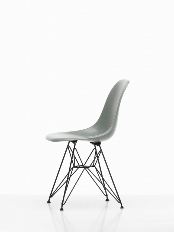 Vitra Eames DSR Fiberglass stoel zwart onderstel, parchment