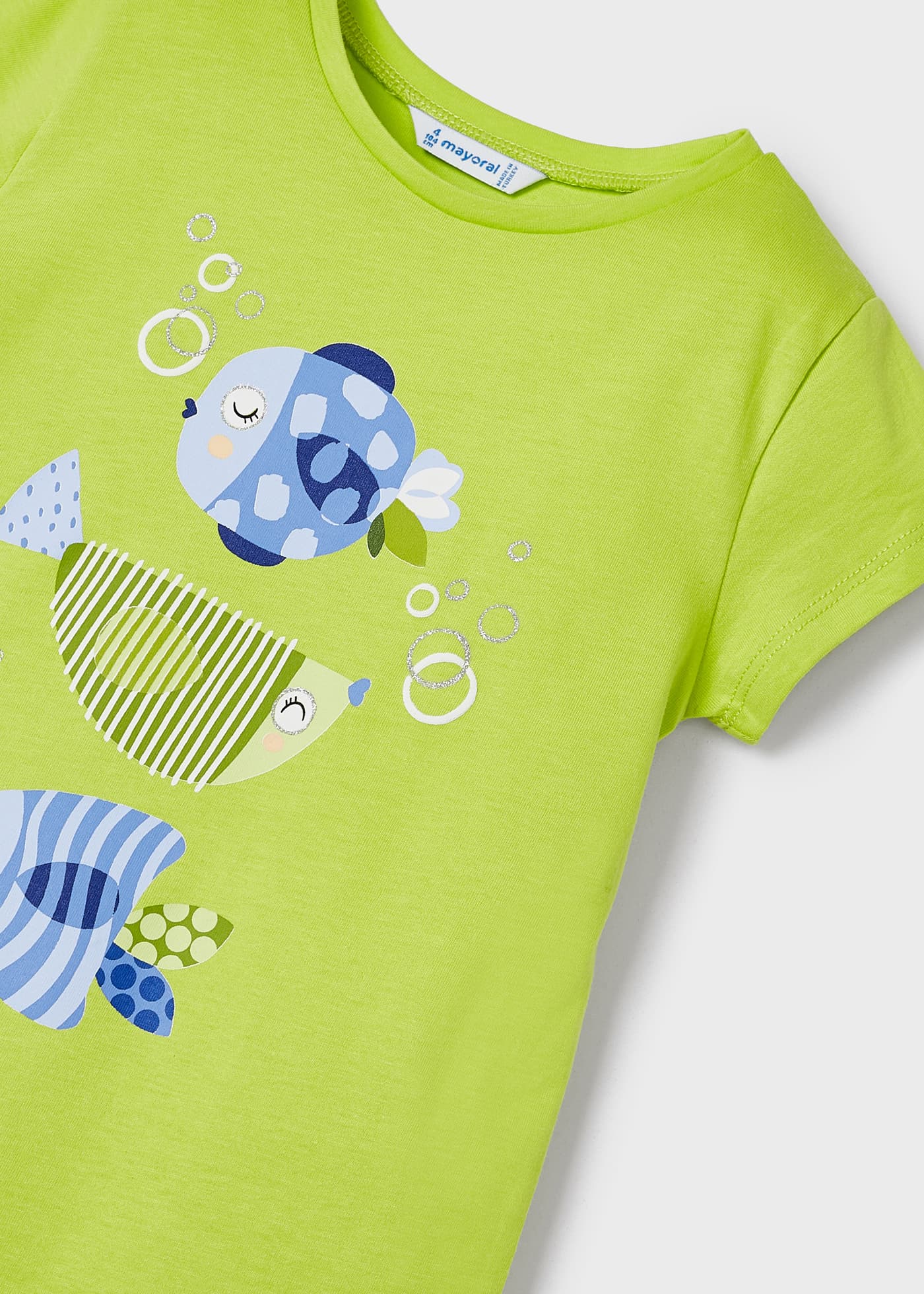 Camiseta feminina com estampa sustentável em algodão.