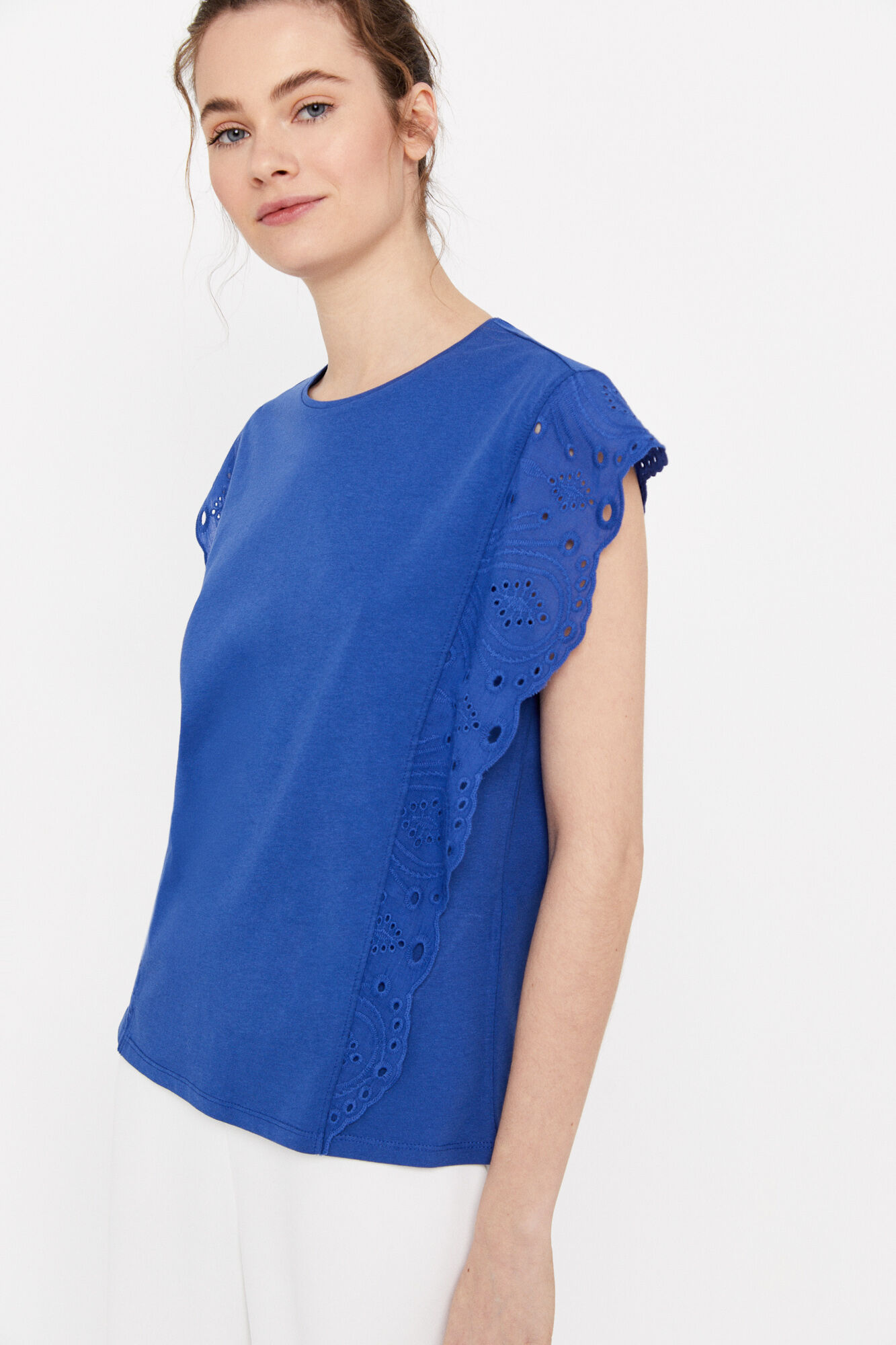 Camiseta combinada com bordado inglês - Azul escuro