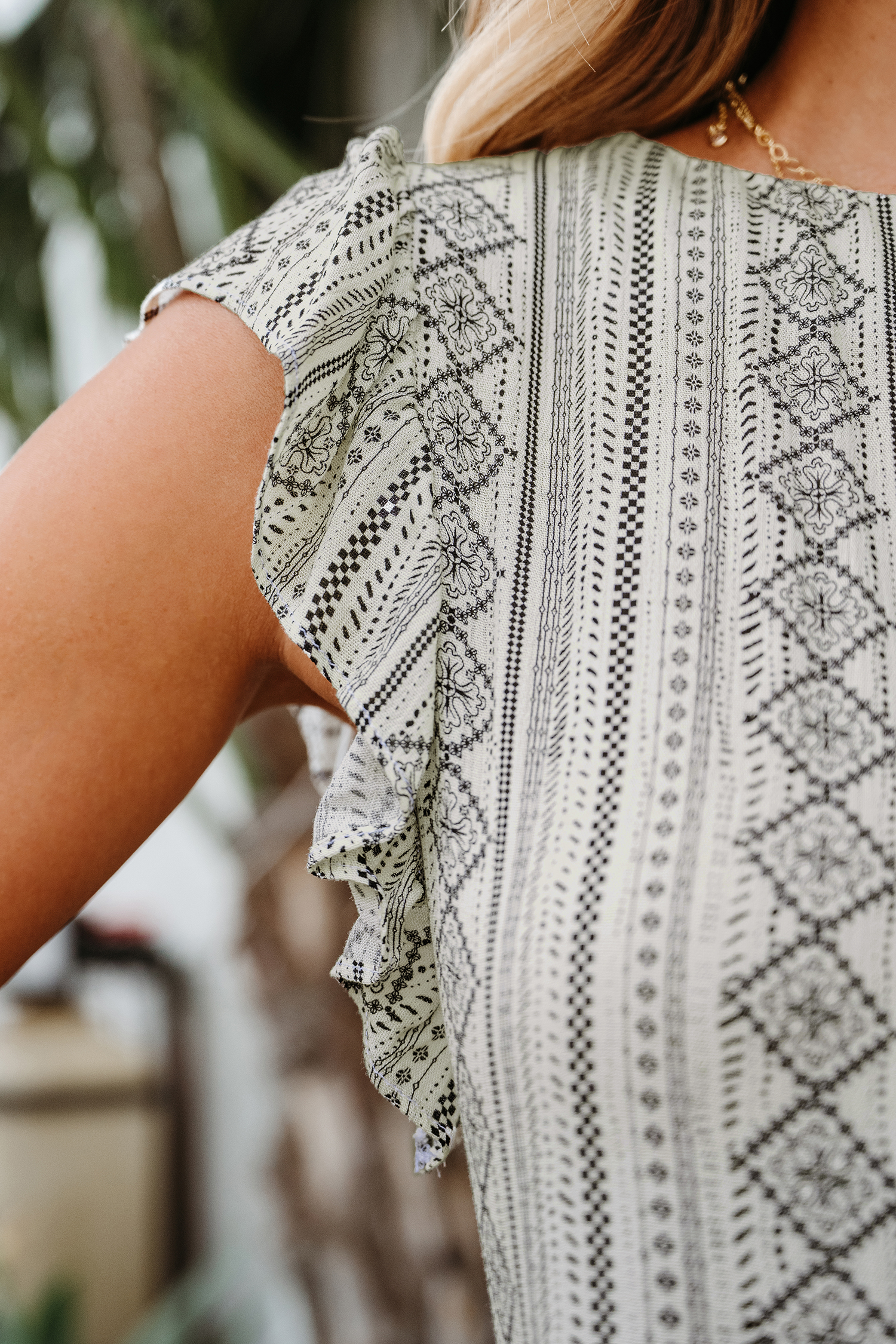 Robe avec manches à volants et rayures géométriques